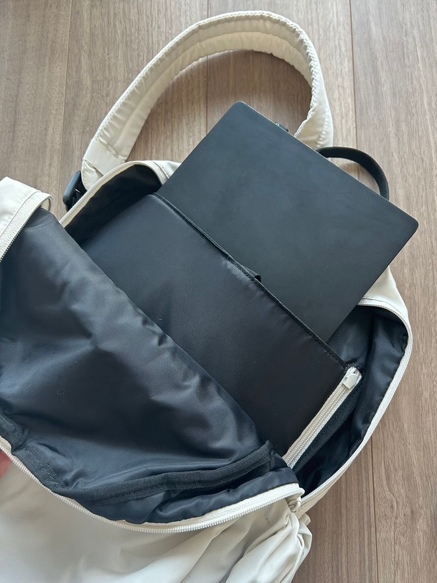 emmi atelier「【ONLINE限定カラー】eco 撥水ギャザーボディーバックパック」|リュック|