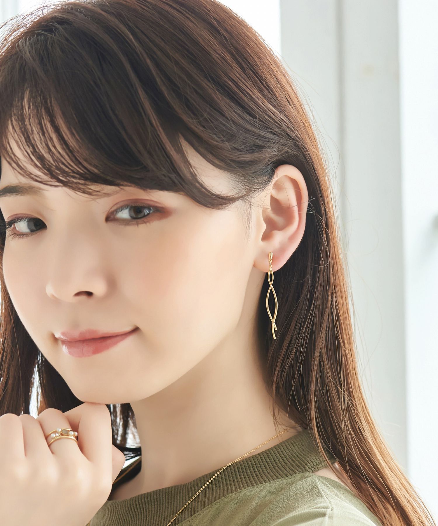 Phoebe「【金属アレルギー対応】【痛くないシリーズ】スウィングクリスタルループフィットイヤリング　ゴールド」|イヤリング|