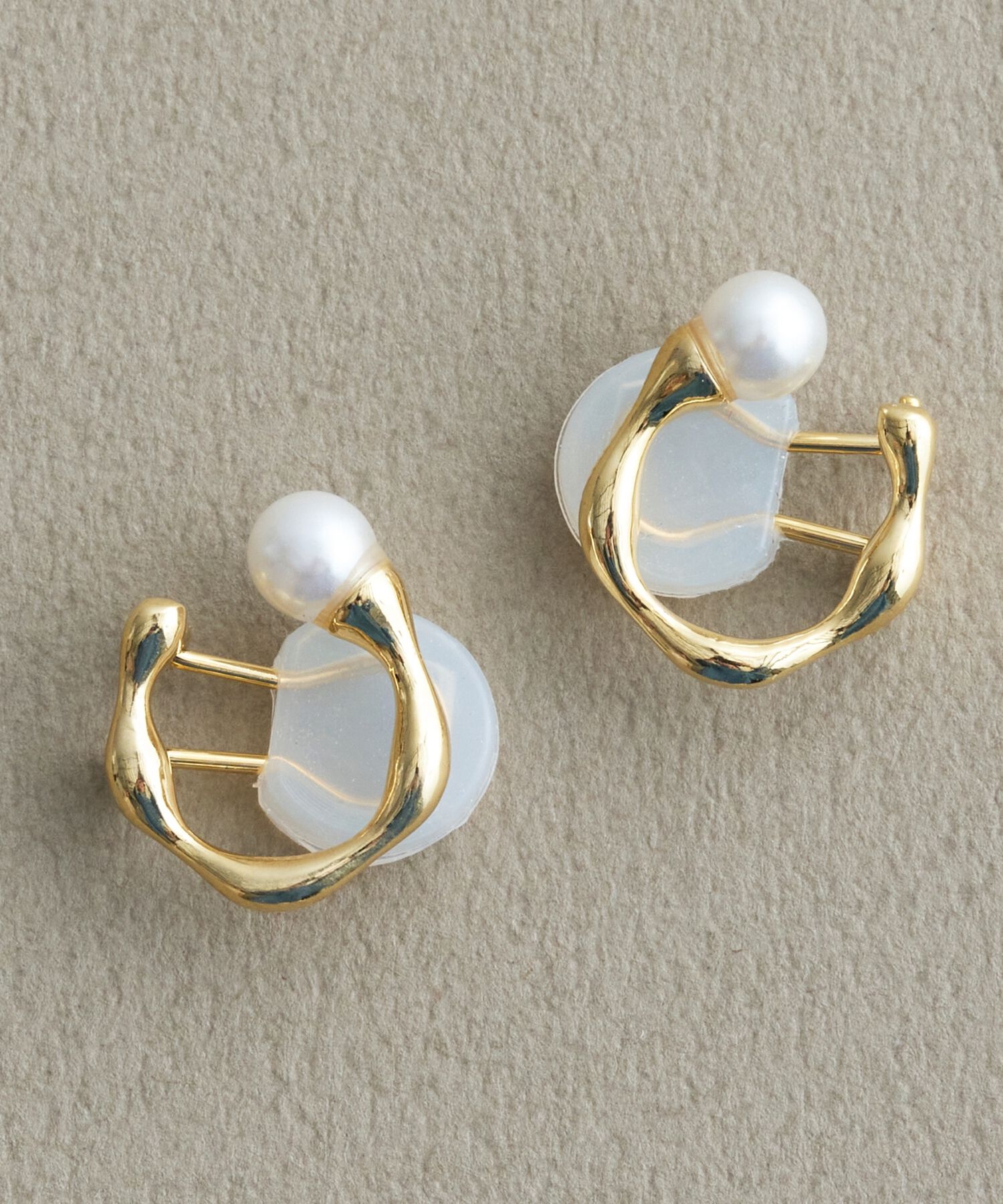 Phoebe「【痛くないシリーズ】スウェルラインパールエアリーイヤリング」|イヤリング|ゴールド