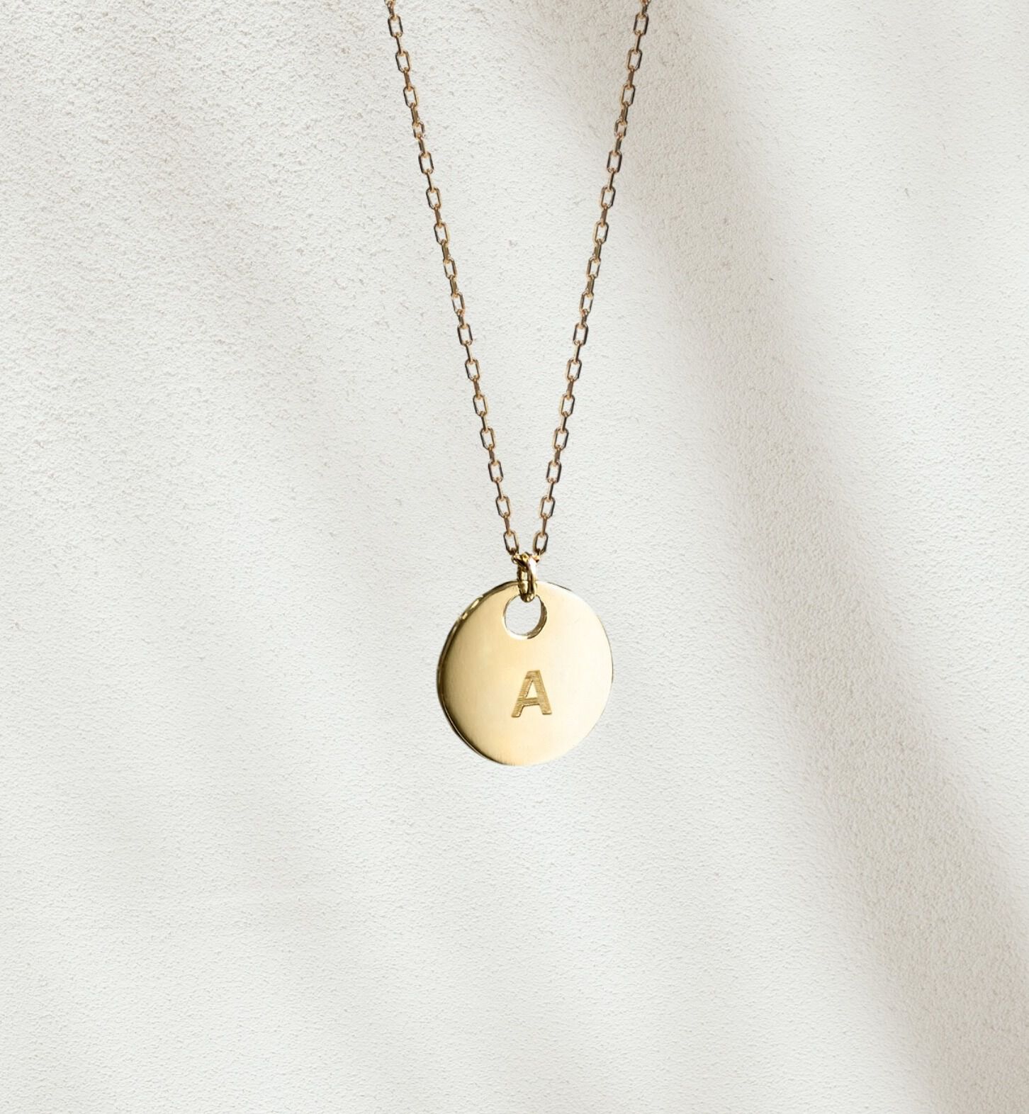  「ゴールド コイン イニシャル ネックレス | K10YG〈イニシャルA〉」|ネックレス|K10 イエローゴールド