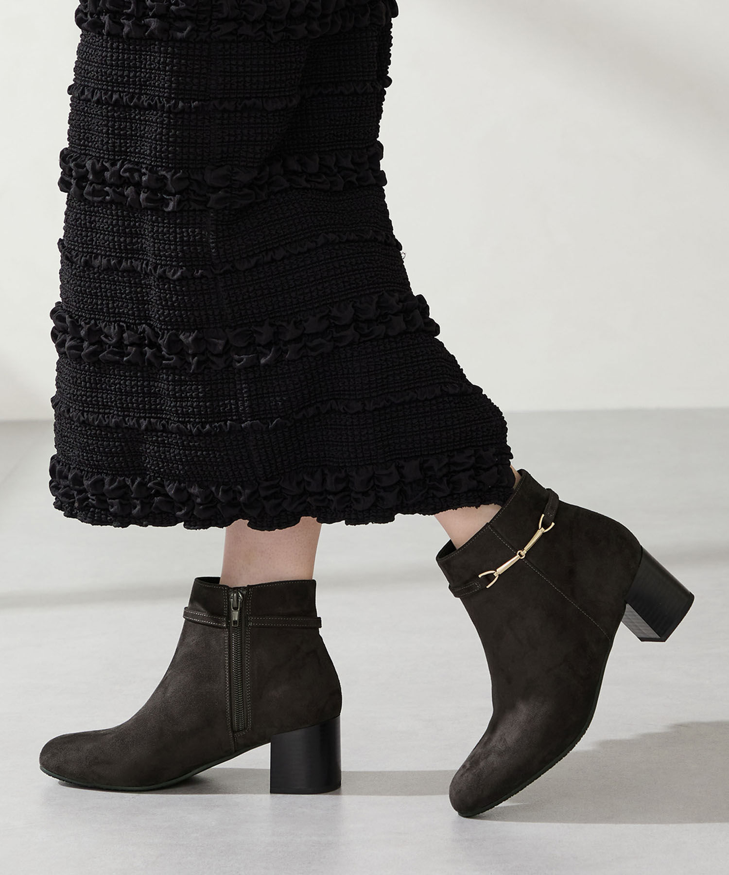 WA Oriental TRaffic「●2025秋冬新作●ビットモチーフ ショートブーツ /52403」|ショートブーツ|GREY