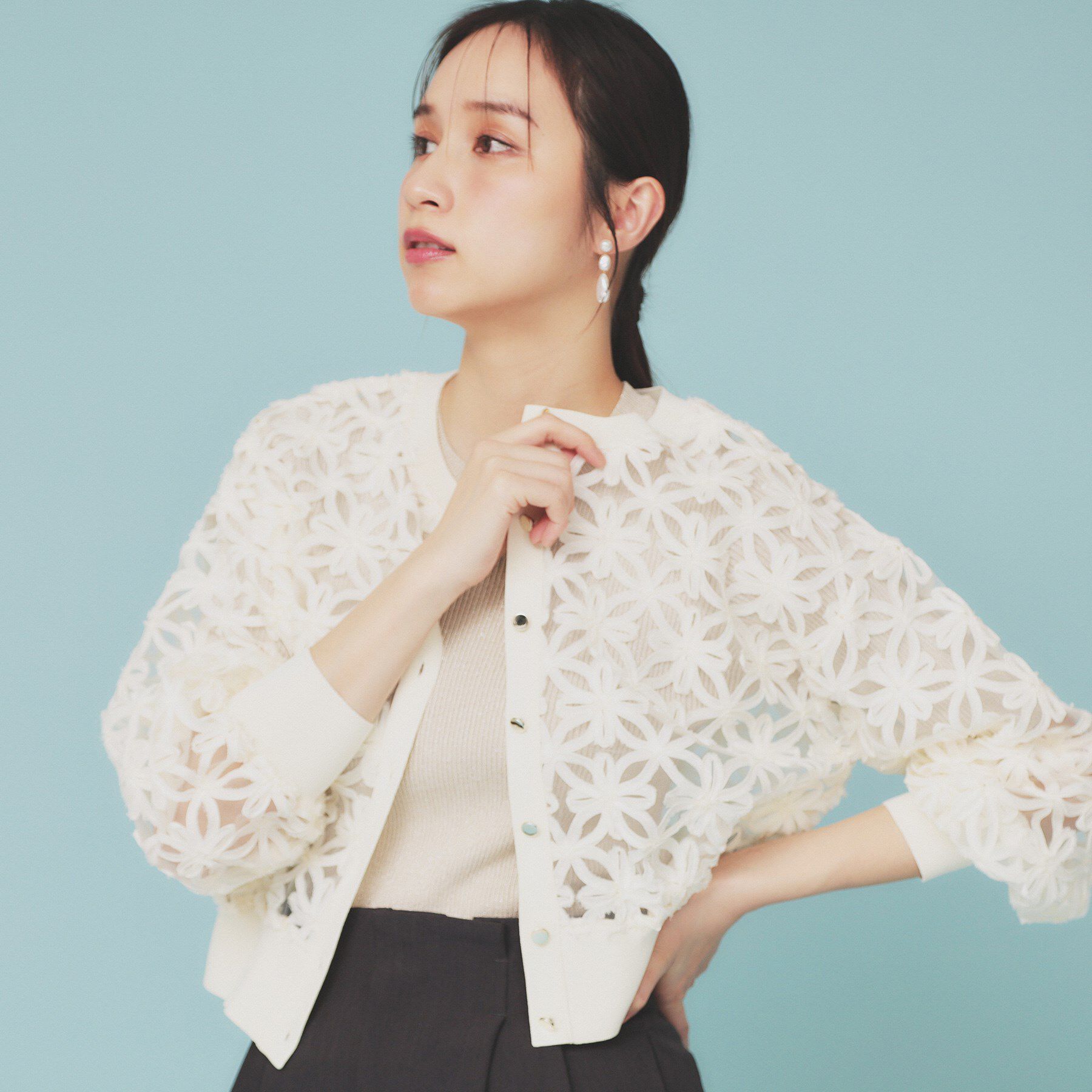 index「《STORY掲載》3Dフラワーショートカーディガン【洗濯機洗い可】」|カーディガン|アイボリー(004)