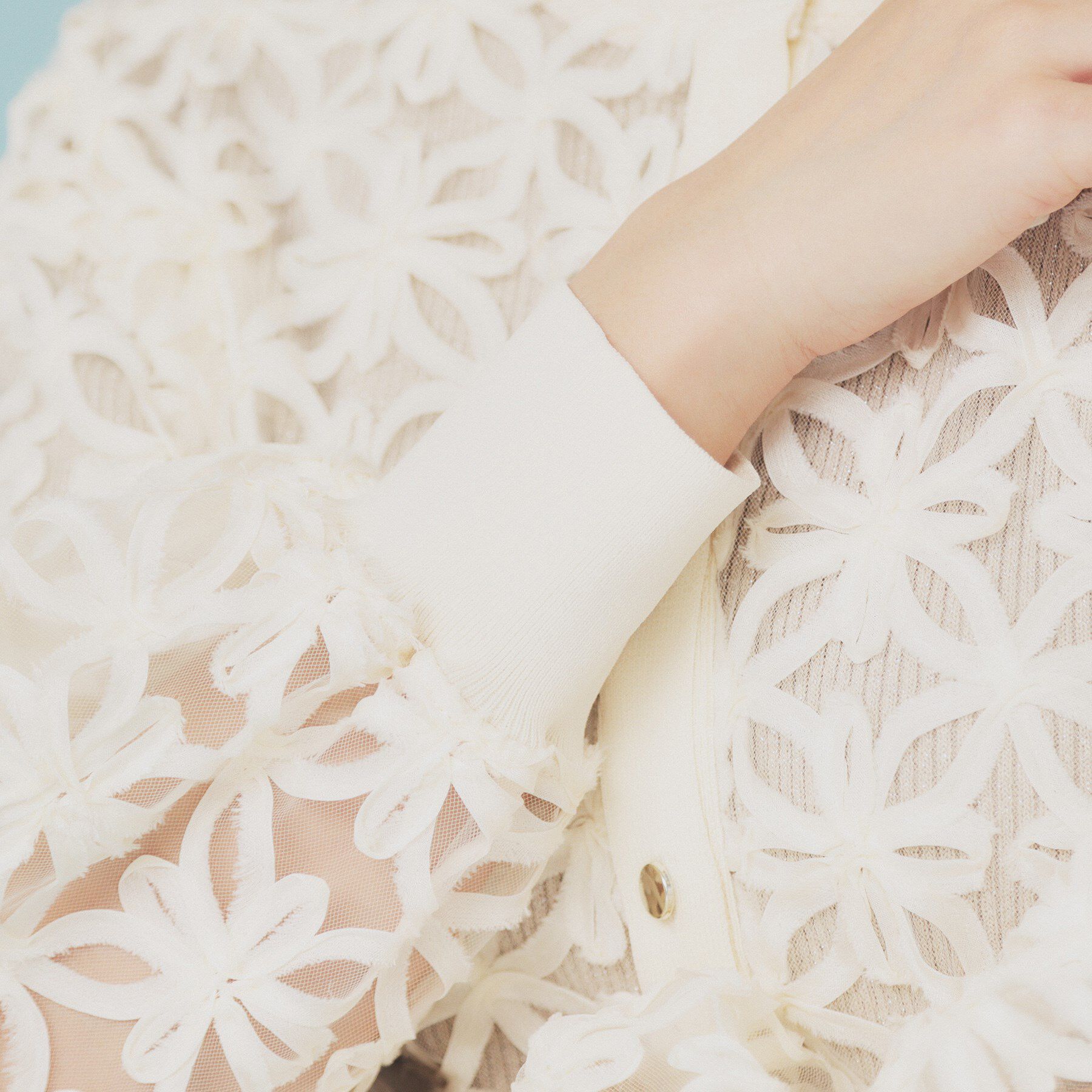 index「《STORY掲載》3Dフラワーショートカーディガン【洗濯機洗い可】」|カーディガン|