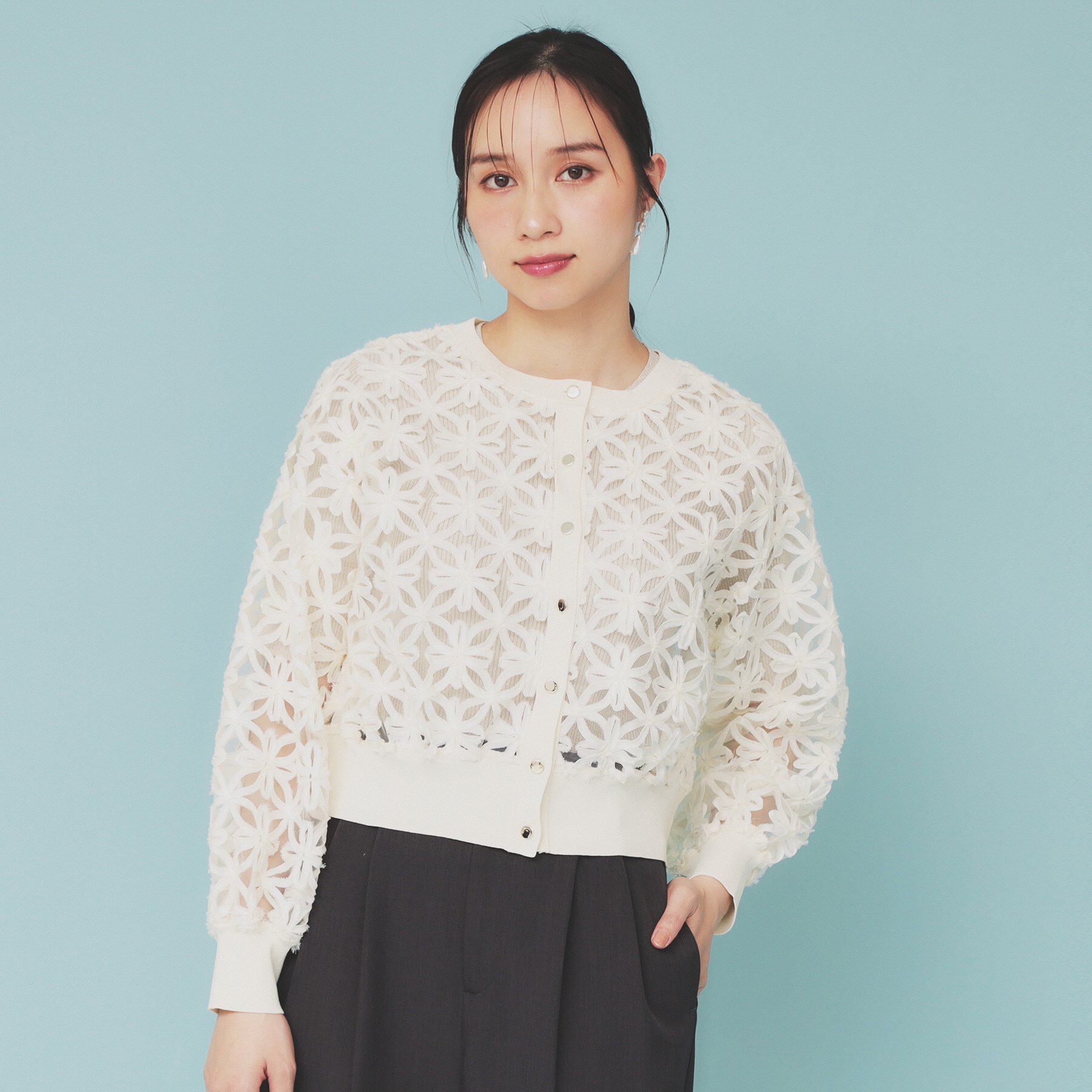 index「《STORY掲載》3Dフラワーショートカーディガン【洗濯機洗い可】」|カーディガン|