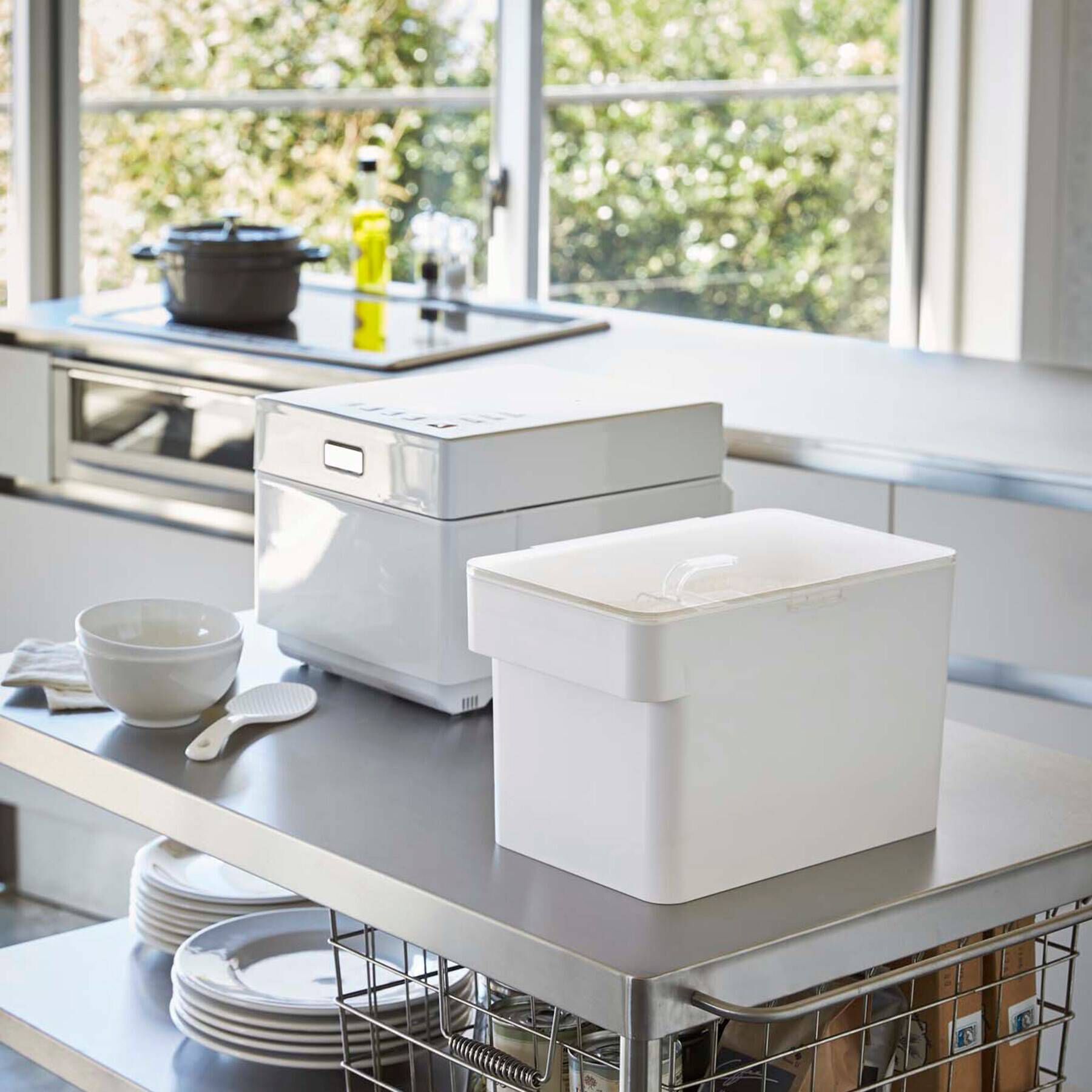 212 KITCHEN STORE「密閉シンク下米ビツ 5kg 計量カップ付 山崎実業 ＜tower タワー＞」|食器・キッチングッズ|