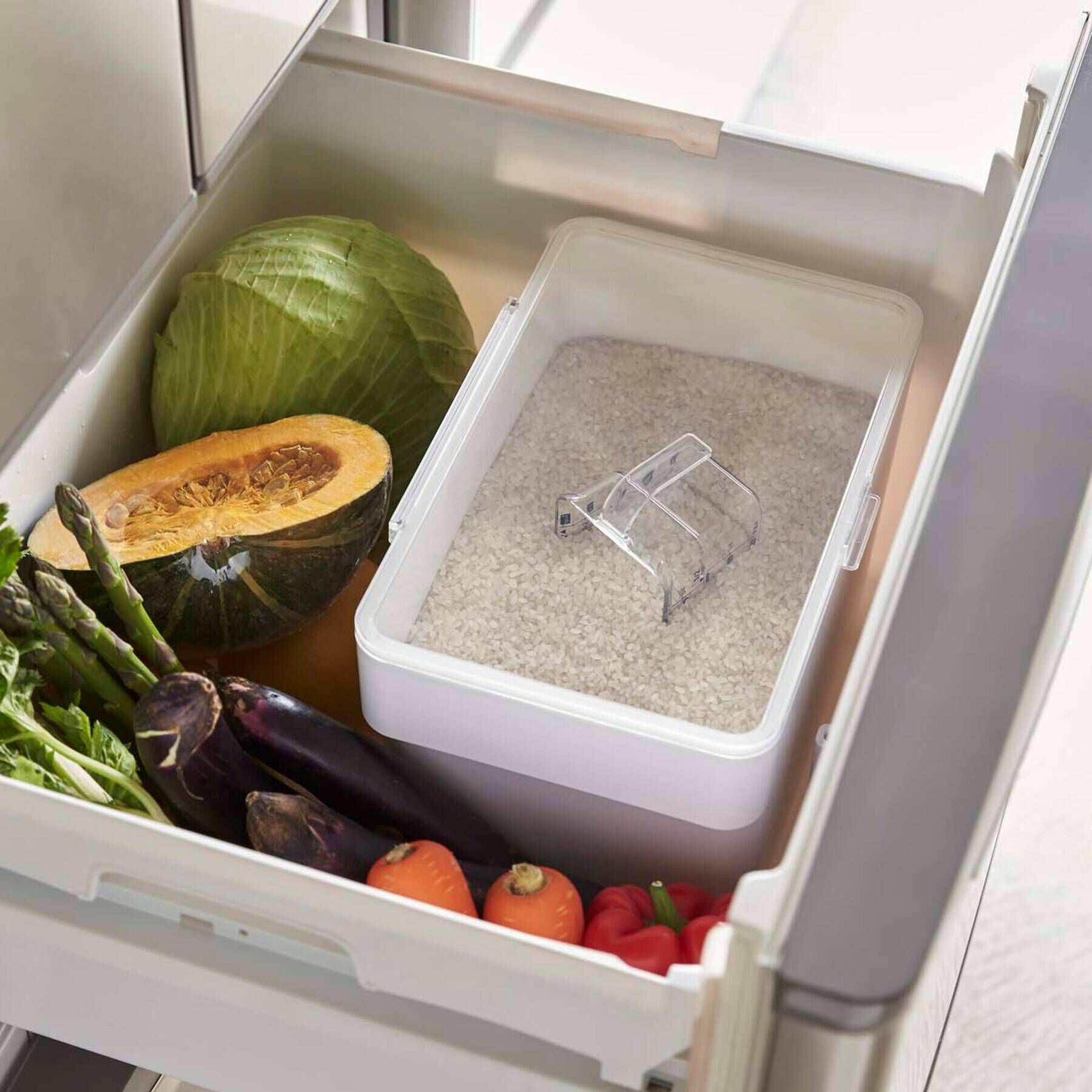 212 KITCHEN STORE「密閉シンク下米ビツ 5kg 計量カップ付 山崎実業 ＜tower タワー＞」|食器・キッチングッズ|