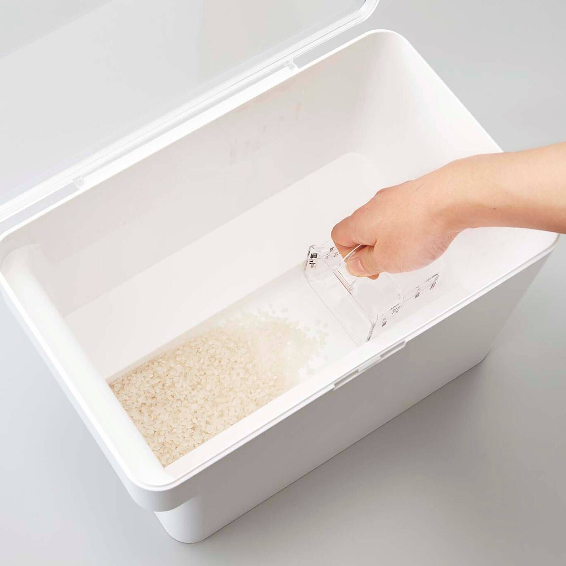 212 KITCHEN STORE「密閉シンク下米ビツ 5kg 計量カップ付 山崎実業 ＜tower タワー＞」|食器・キッチングッズ|