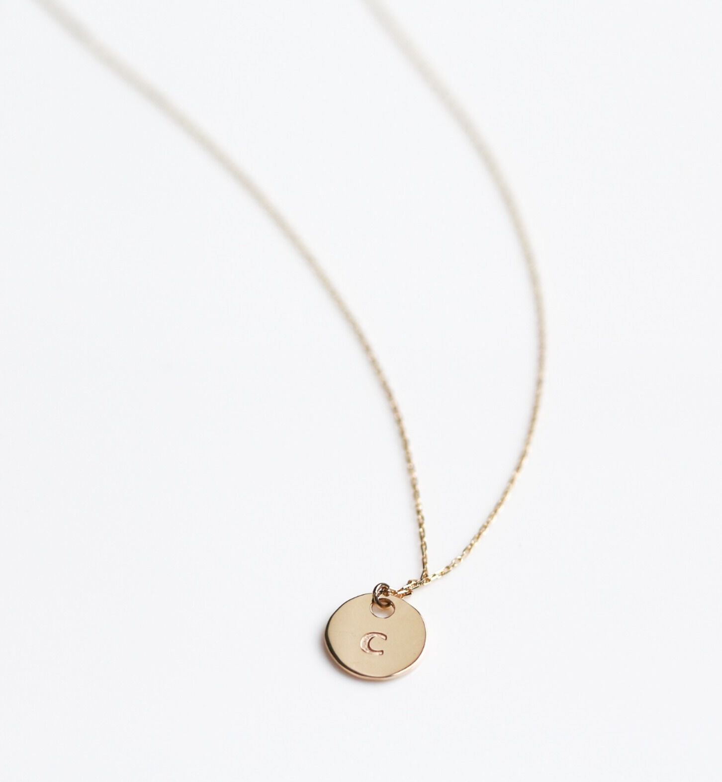 「ゴールド コイン イニシャル ネックレス | K10YG〈イニシャルC〉」|ネックレス|