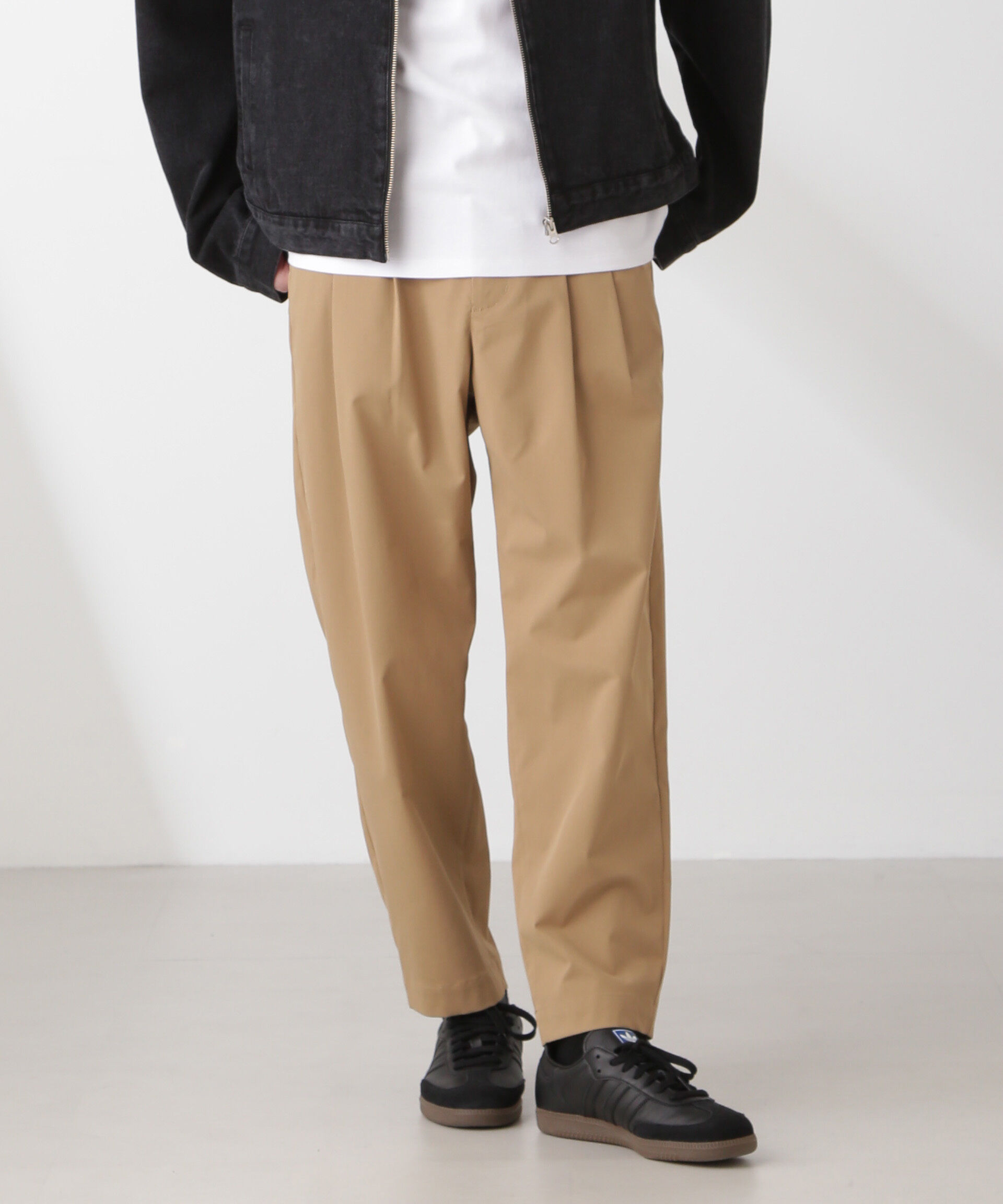 nano･universe「コットンライクツイルツータックテーパードイージーパンツ」|チノ|ベージュ