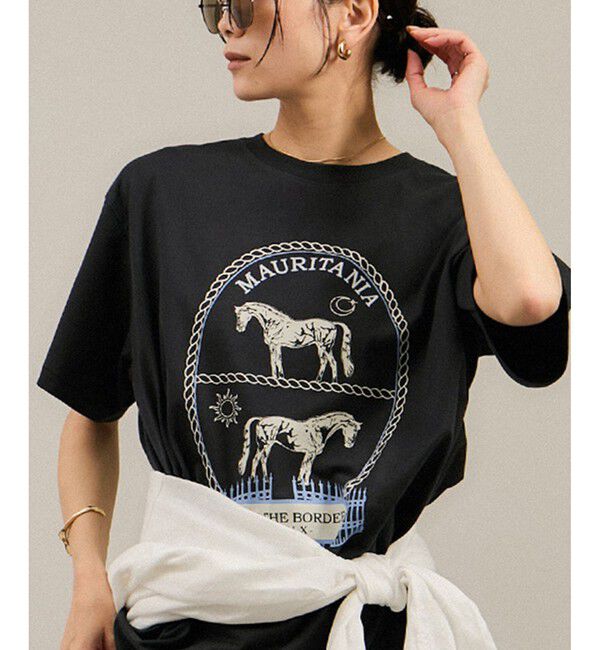 SALON adam et rope'「Over the Border グラフィックプリントTEE / レタリングTシャツ［洗える］」|Tシャツ・カットソー|チャコール(06)