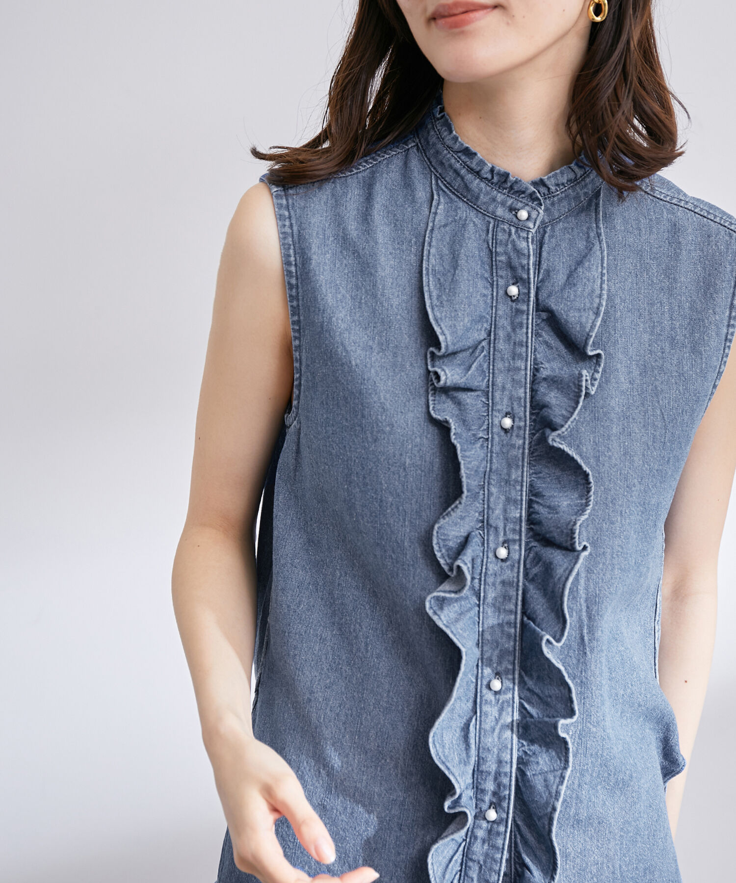 ROPE「【雑誌掲載】【洗える】サステナブルデニムラッフルブラウス/セットアップ対応」|シャツ・ブラウス|ブルー系(45)