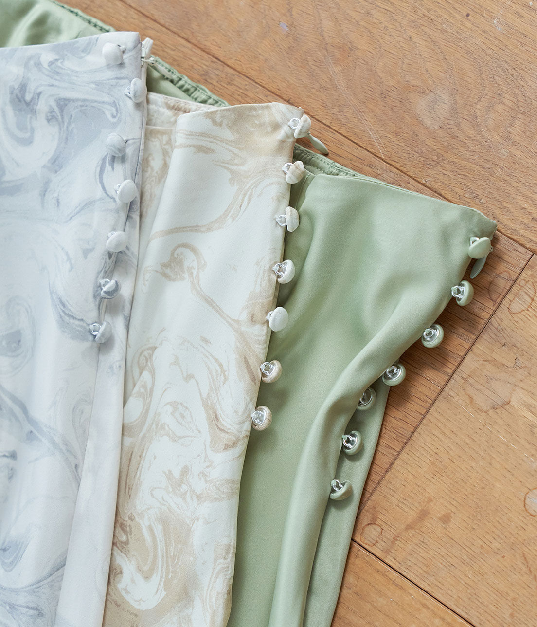 VIS「くるみ釦サテンナロースカート」|スカート|