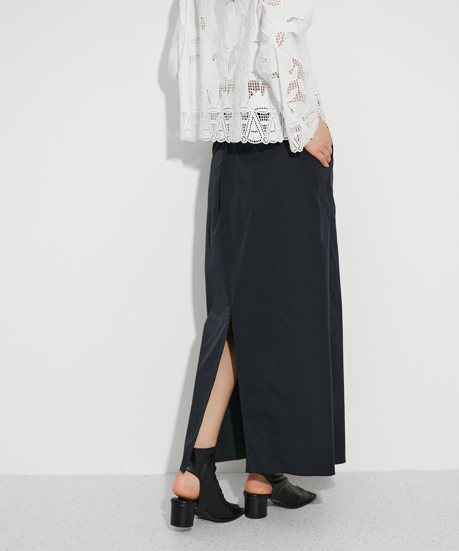 ADAM ET ROPE'「【サステナブル】マイクロストレッチリーンスカート」|スカート|ブラック(01)