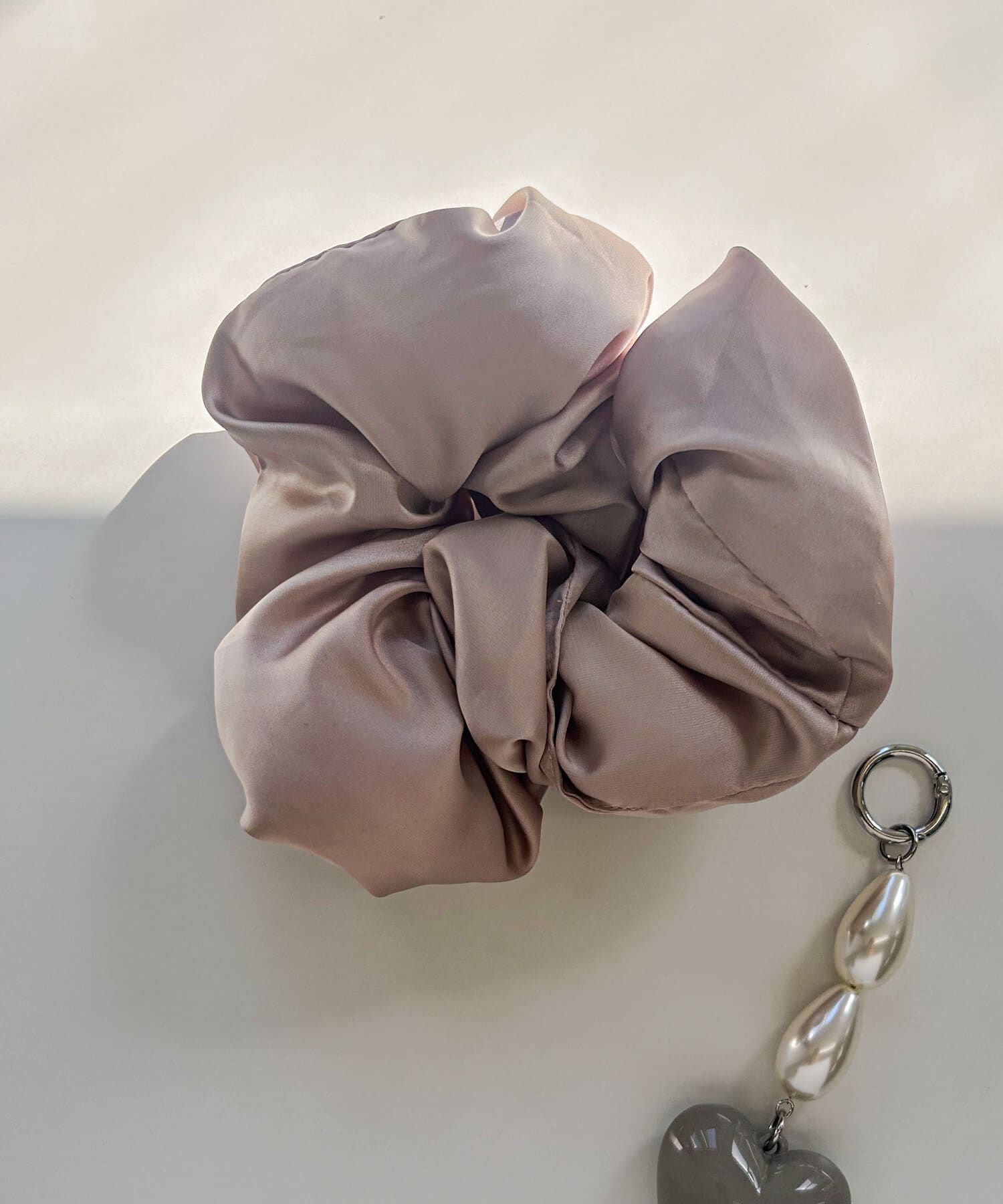 SMELLY「サテンボリュームビッグシュシュ」|ヘアゴム・シュシュ|