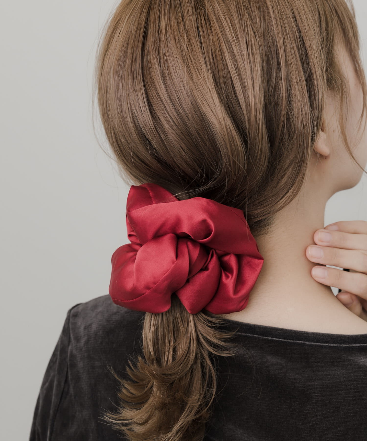 SMELLY「サテンボリュームビッグシュシュ」|ヘアゴム・シュシュ|レッド