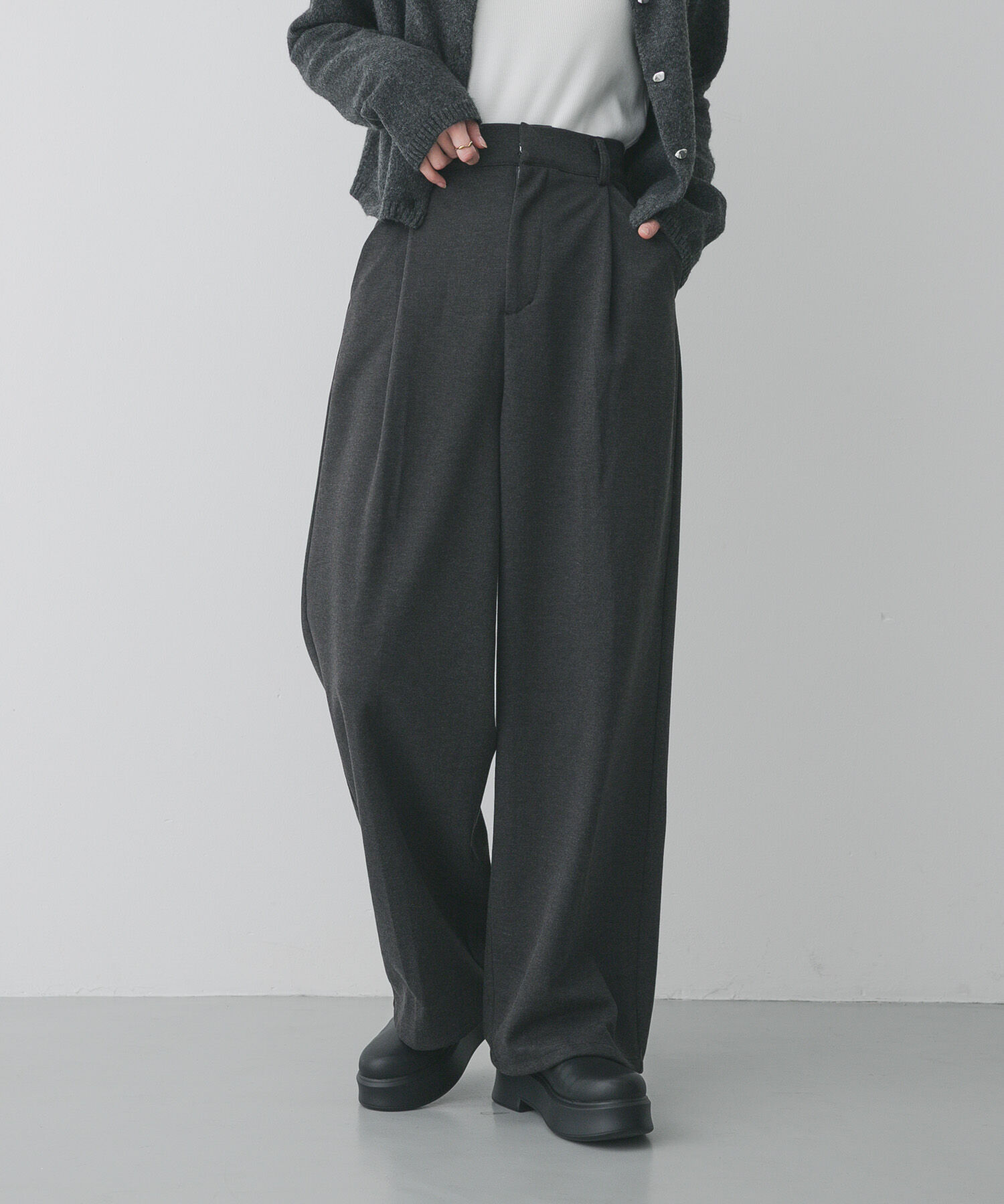 SENSE OF PLACE by URBAN RESEARCH「『BLACK, TALLサイズ/WEB限定』ジャージーストレートスラックス」|その他|チャコールグレー