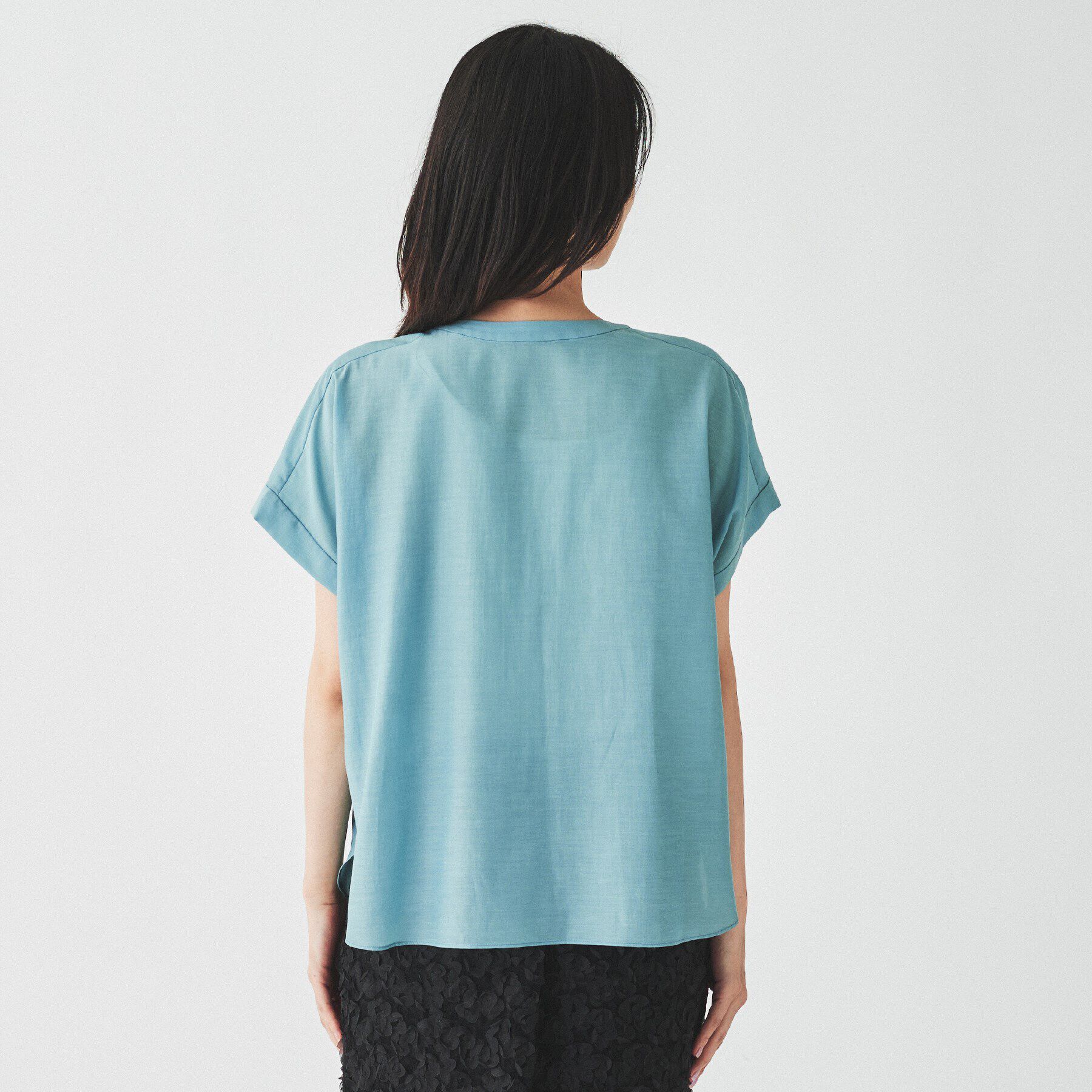 UNTITLED「【インナーにオススメ/華やかデザイン】パール調釦Tブラウス」|シャツ・ブラウス|