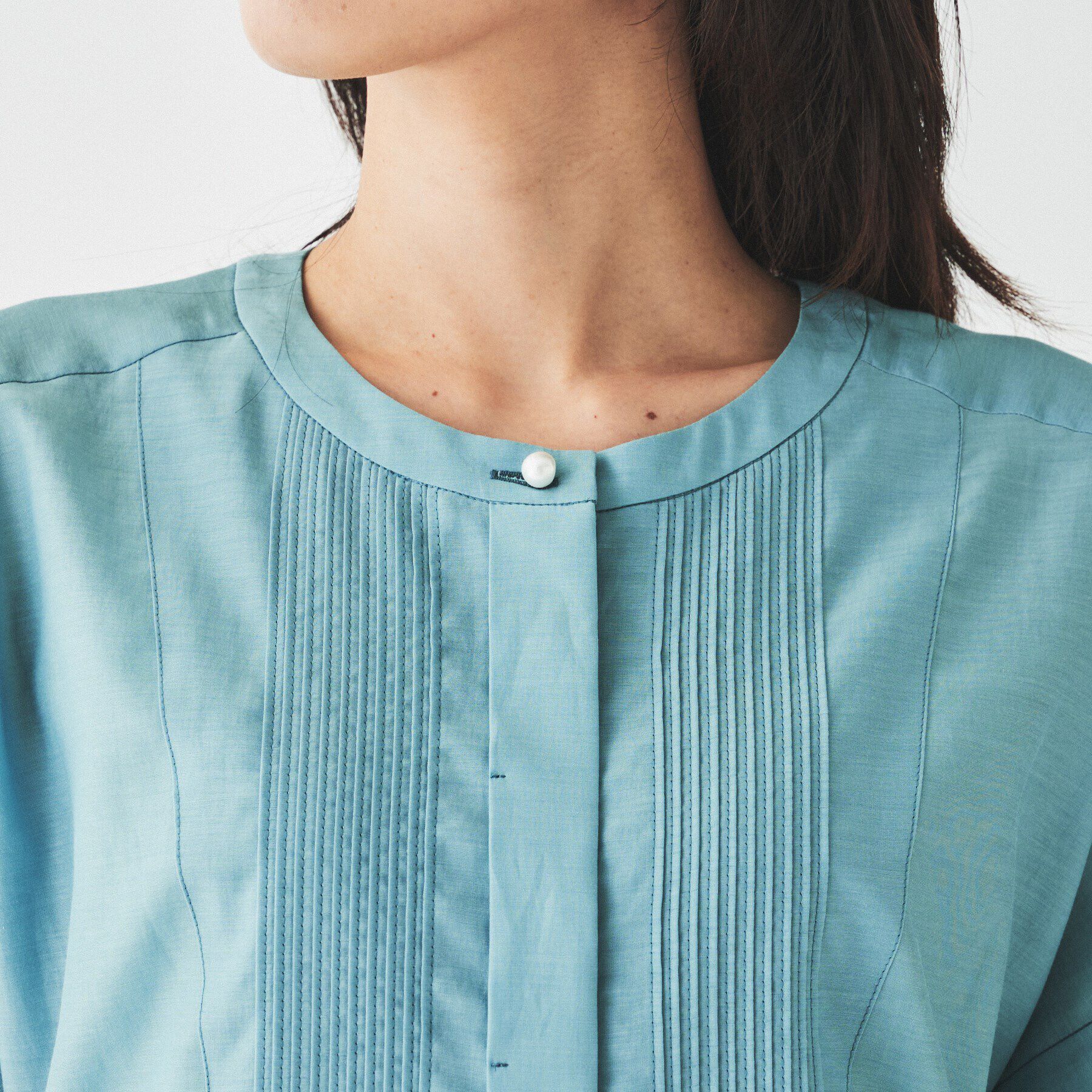 UNTITLED「【インナーにオススメ/華やかデザイン】パール調釦Tブラウス」|シャツ・ブラウス|