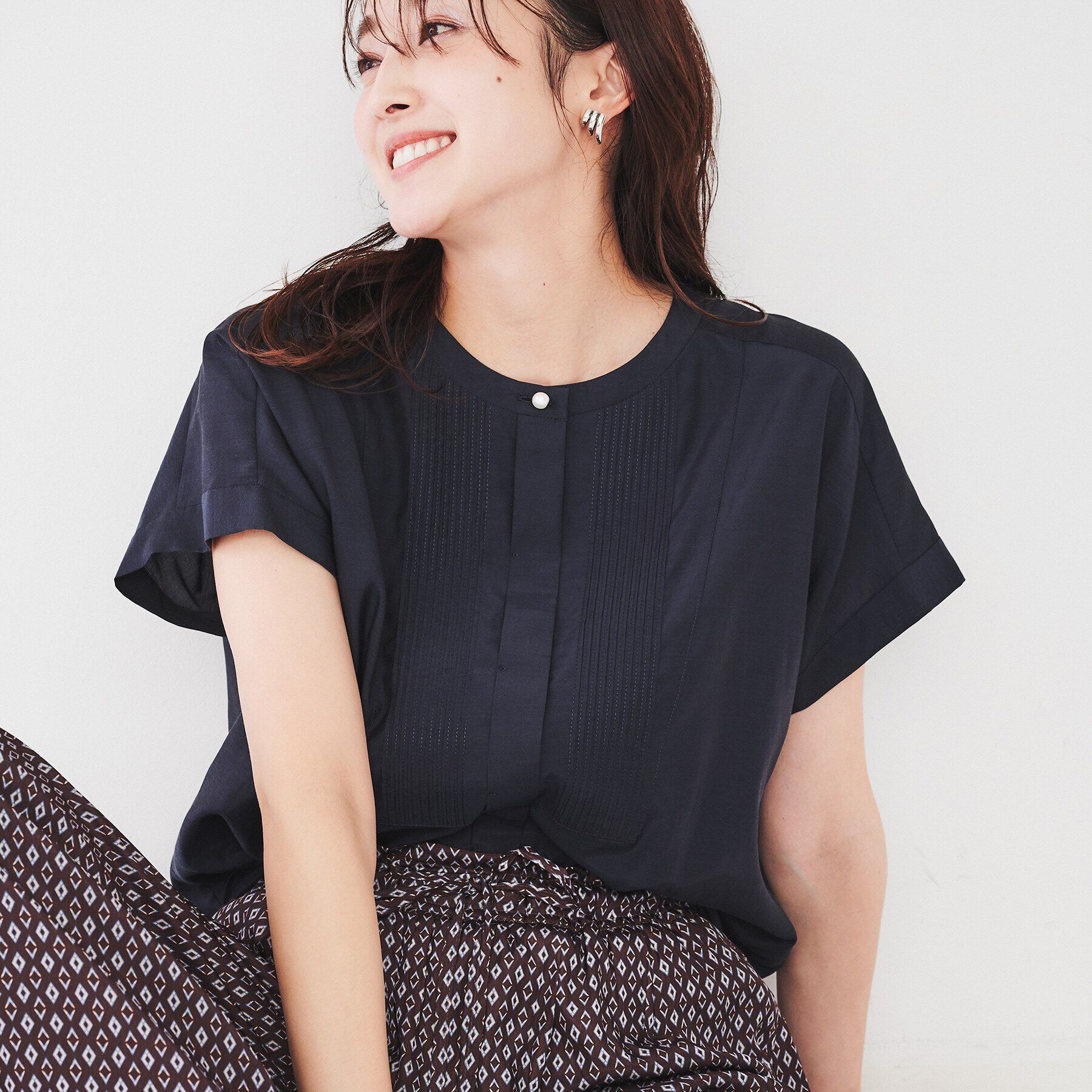 UNTITLED「【インナーにオススメ/華やかデザイン】パール調釦Tブラウス」|シャツ・ブラウス|ネイビー(094)