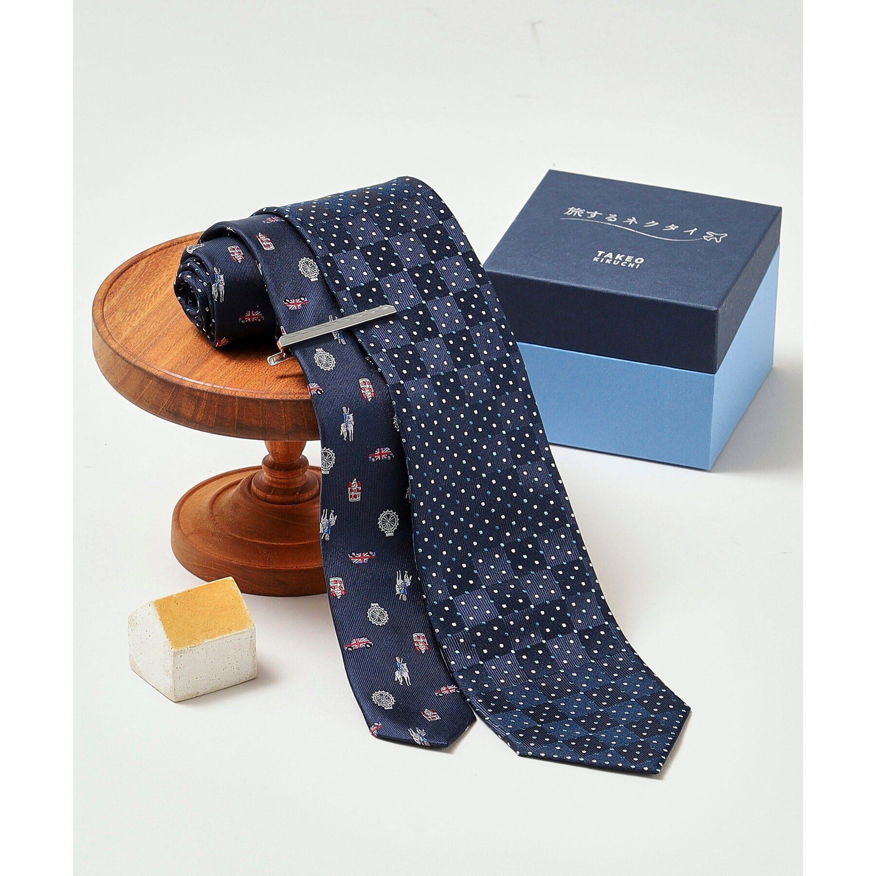 TAKEO KIKUCHI「【BOXセット】旅するネクタイ～世界編～ ネクタイ＆タイバー セット」|ネクタイ・蝶ネクタイ|ネイビー(494)