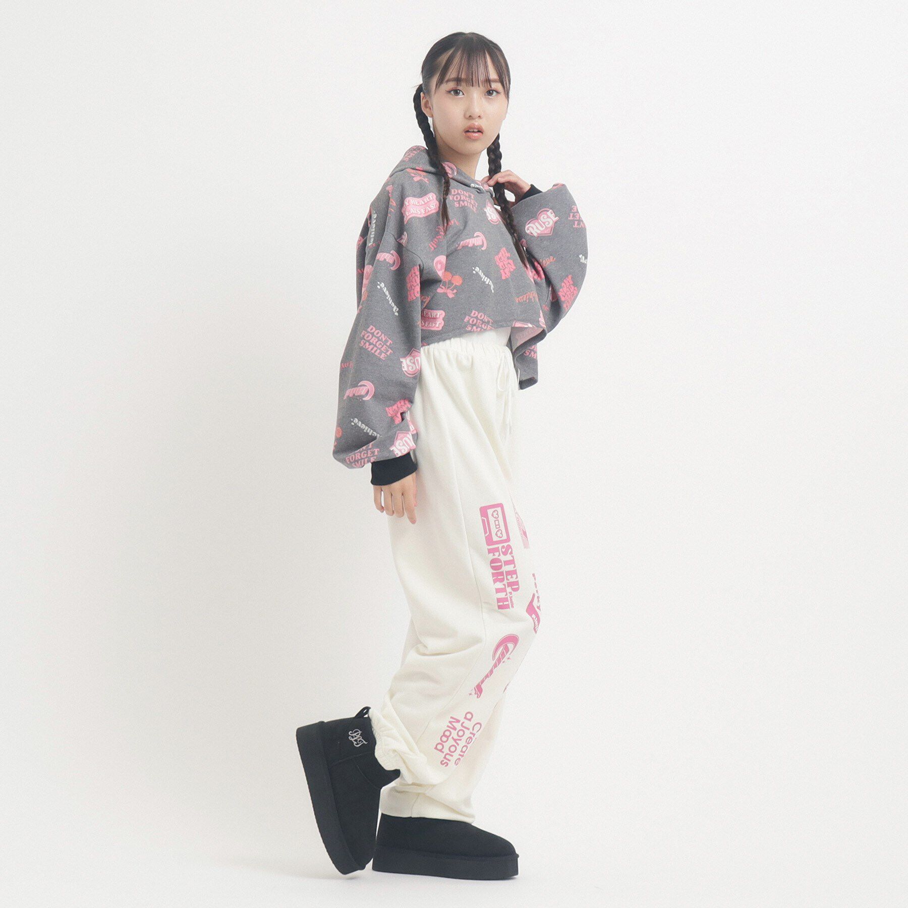 PINK-latte「【るーつくコラボ】総柄プリントショートフーディー」|パーカー|