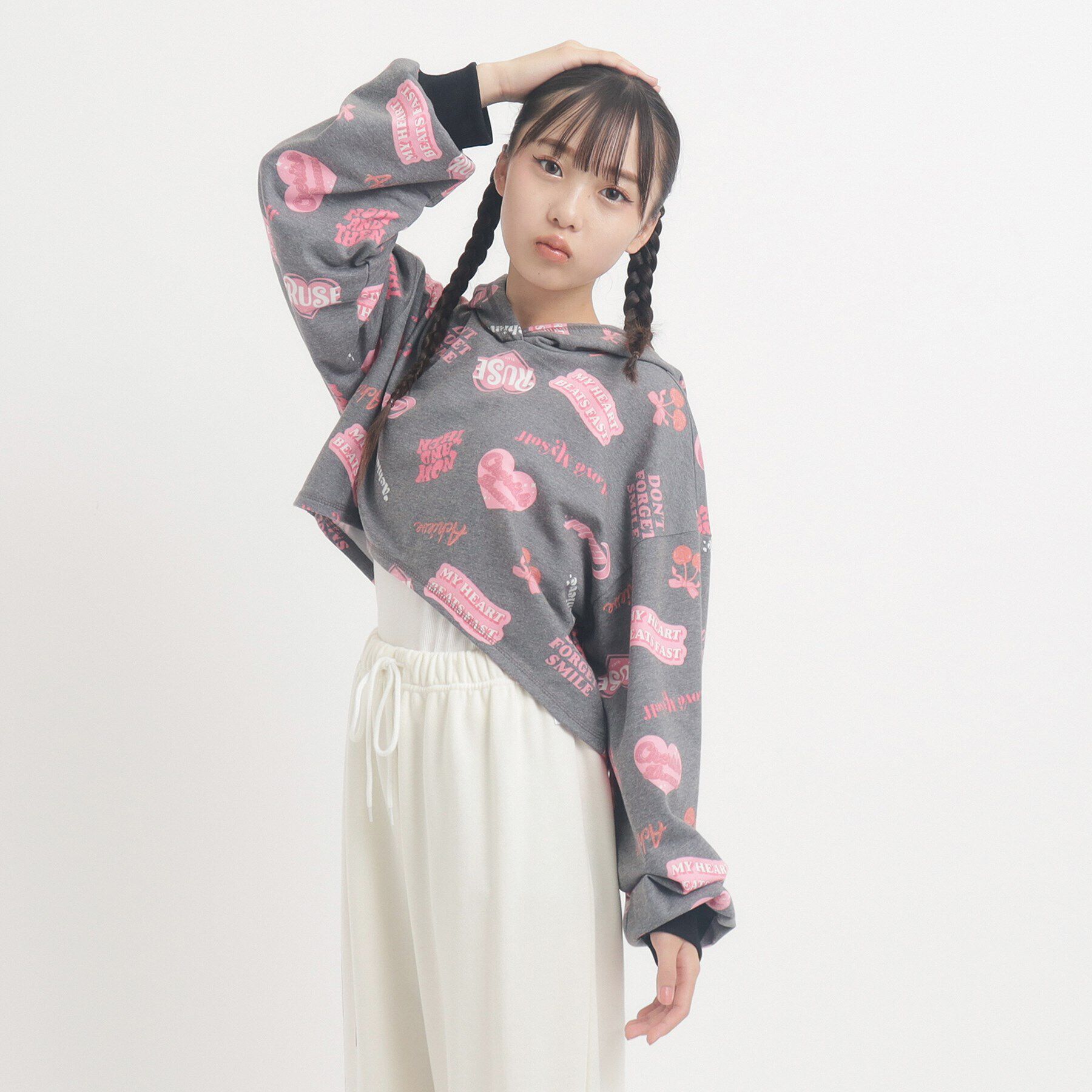 PINK-latte「【るーつくコラボ】総柄プリントショートフーディー」|パーカー|ﾌﾞﾗｯｸ(019)