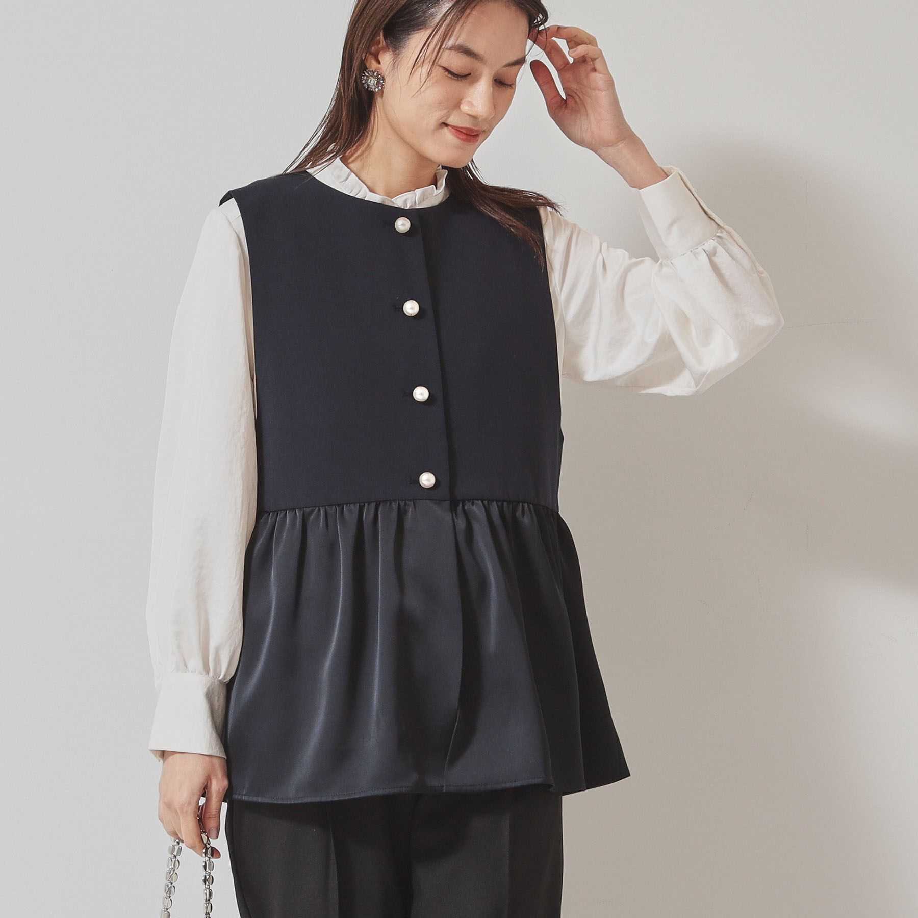 SunaUna「【異素材切り替え／パール調ボタン】ペプラムベスト」|ベスト・ジレ|ネイビー(094)