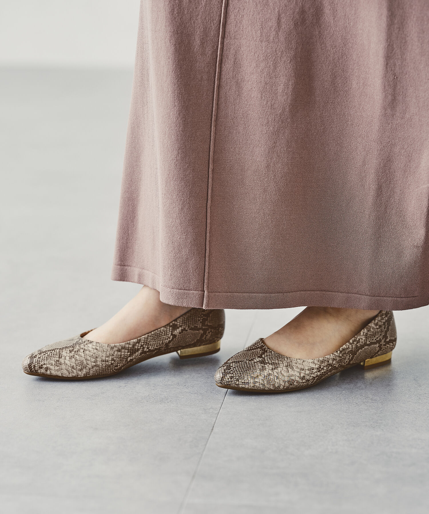 ORiental TRaffic「【WEB限定 / 累計15万足突破】ポインテッドトゥ フラット パンプス /R-4007 通勤靴 厚手クッション」|パンプス|