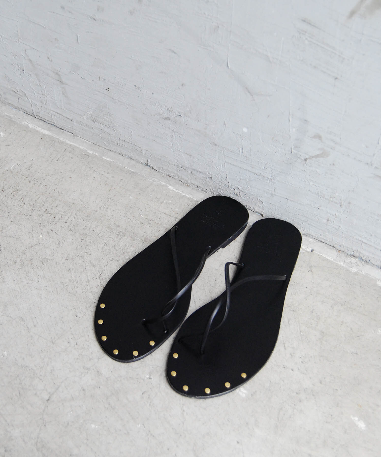 ROPE PICNIC PASSAGE「平スタッズツイストトングサンダル」|サンダル|ブラック(01)