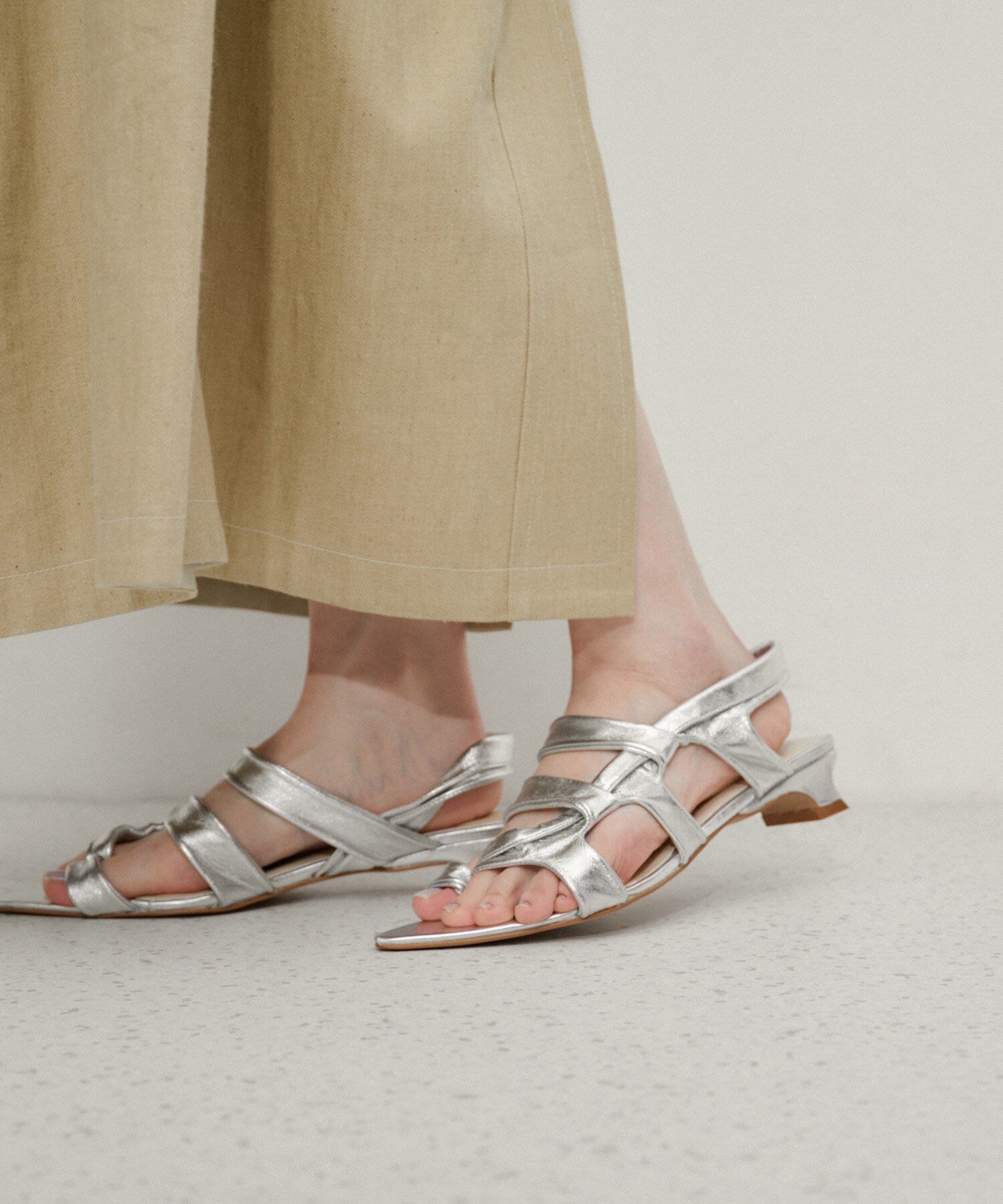 ADAM ET ROPE'「レザーツイストサンダル」|サンダル|