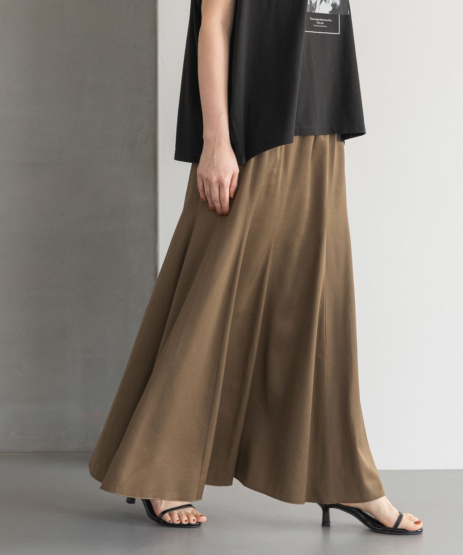 A part by 「ツヤフレアスカート」|スカート|ブラウン