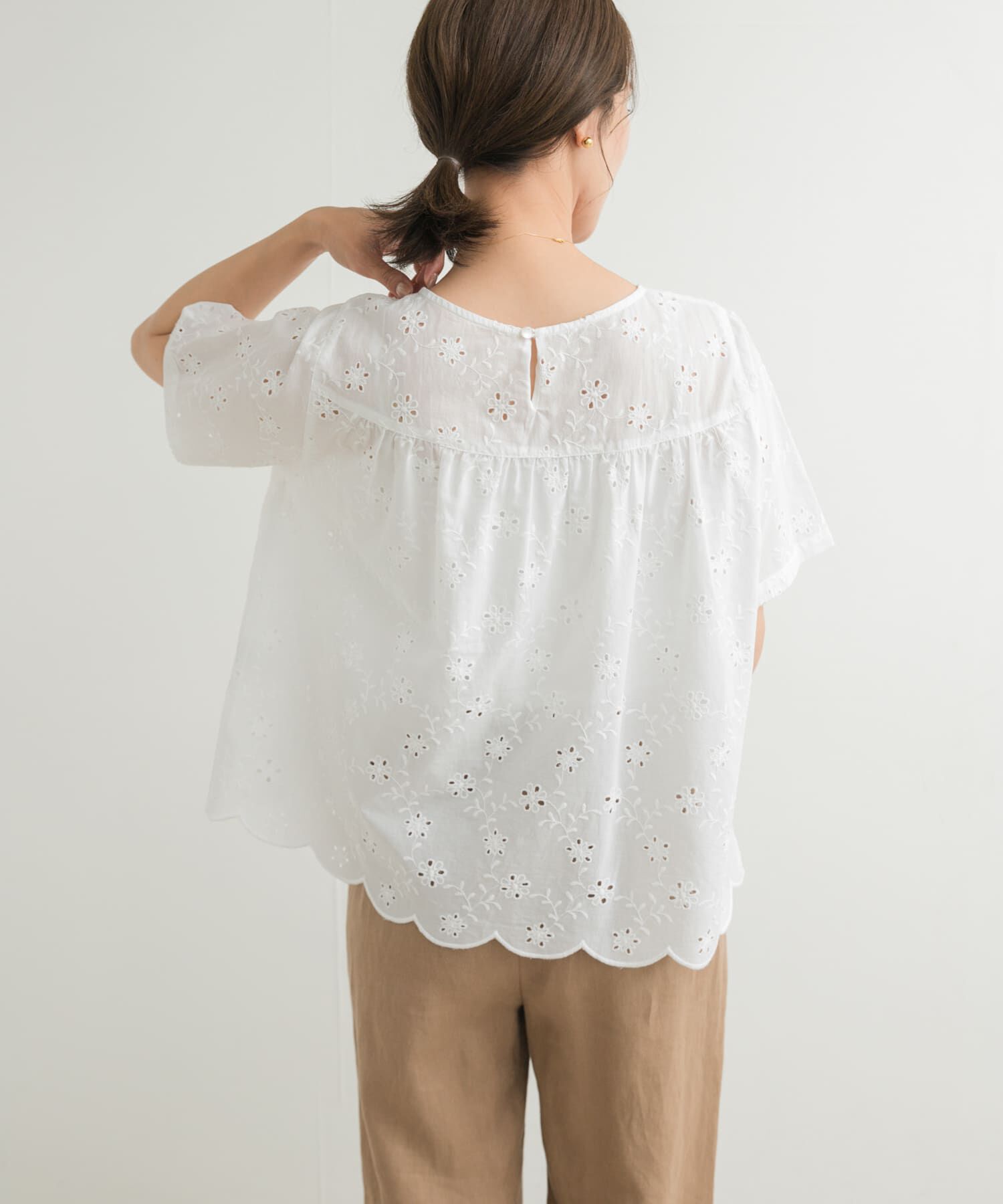 URBAN RESEARCH DOORS「アイレットレースラグランブラウス」|シャツ・ブラウス|