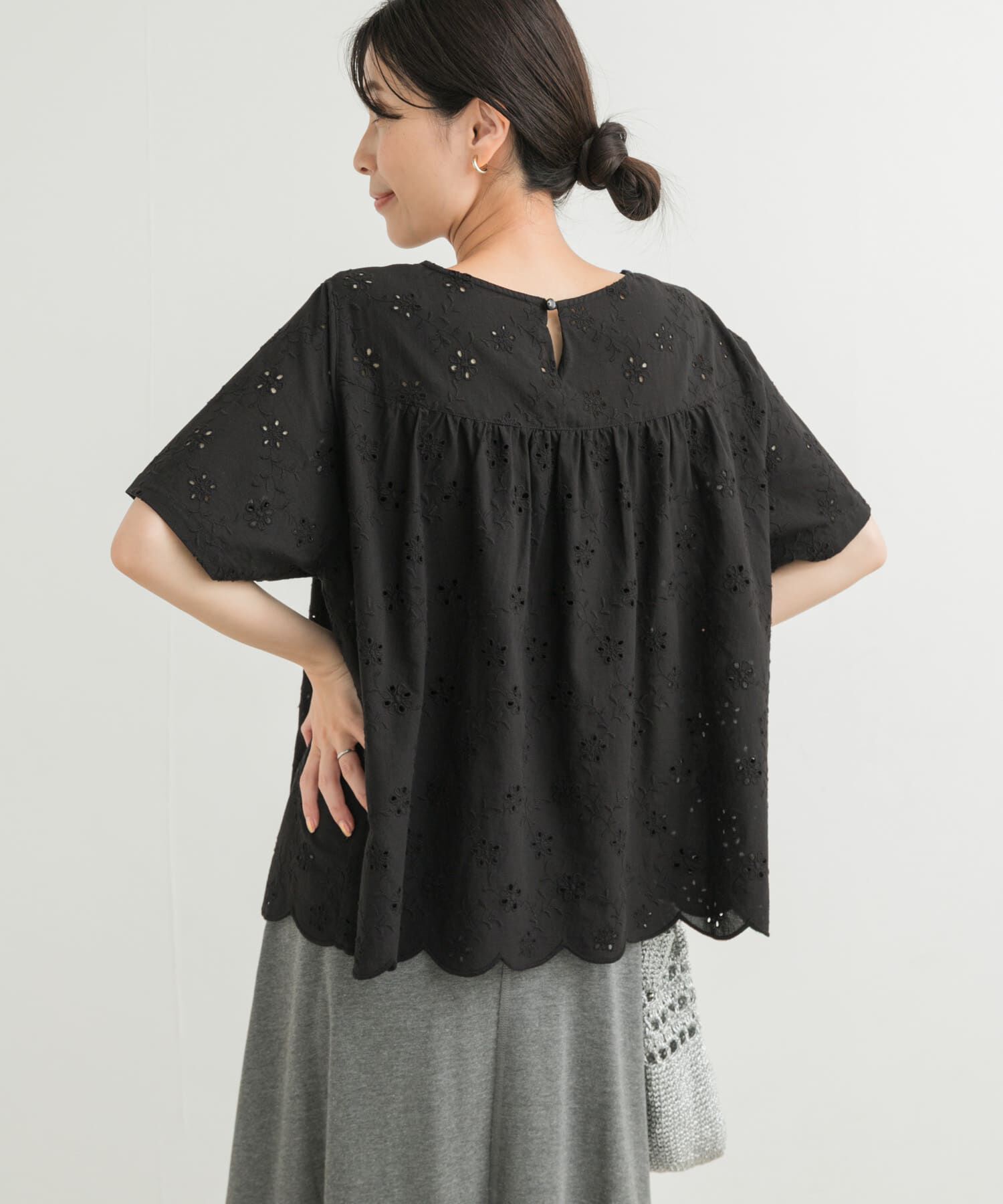 URBAN RESEARCH DOORS「アイレットレースラグランブラウス」|シャツ・ブラウス|