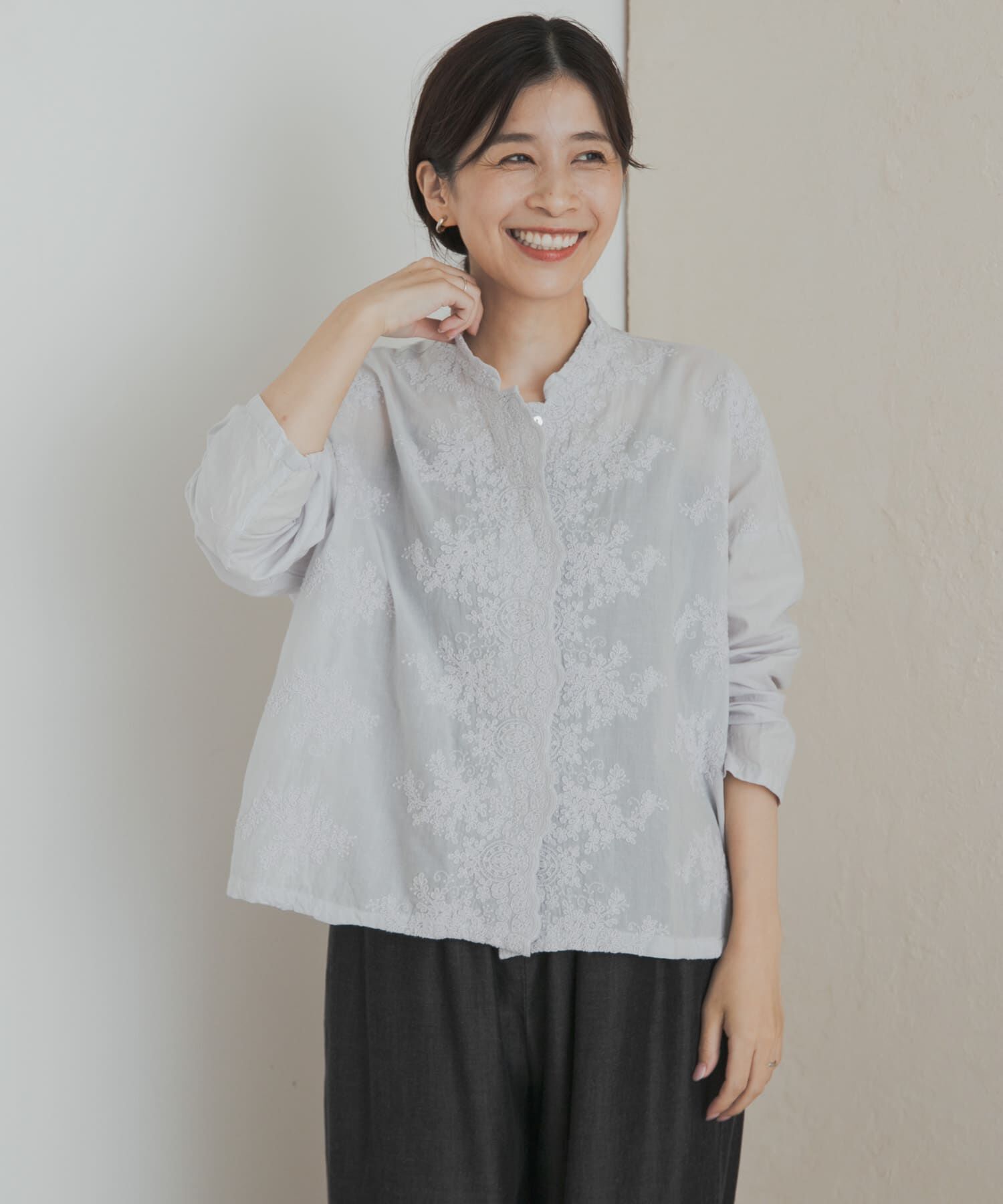 URBAN RESEARCH DOORS「mizuiro ind　lacestandcollar wideshirts」|シャツ・ブラウス|ライトグレー