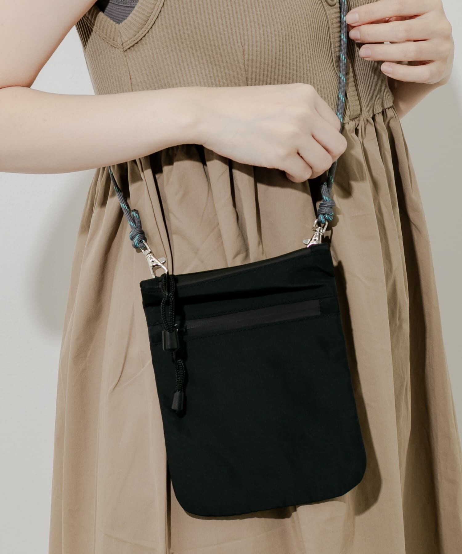 SMELLY「ジップミニサコッシュ」|ショルダー・メッセンジャー|