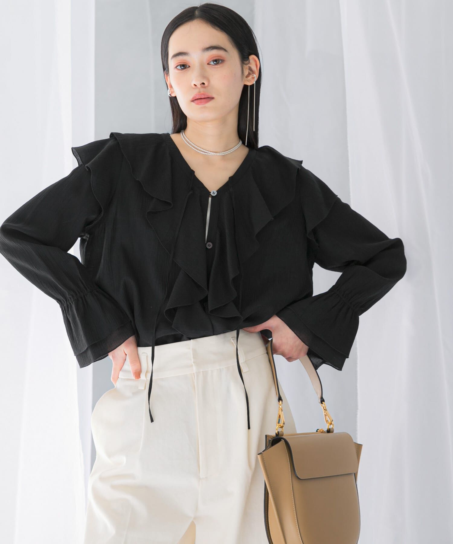 URBAN RESEARCH ROSSO「『WEB/一部店舗限定』ラッフルデザインブラウス」|シャツ・ブラウス|ブラック