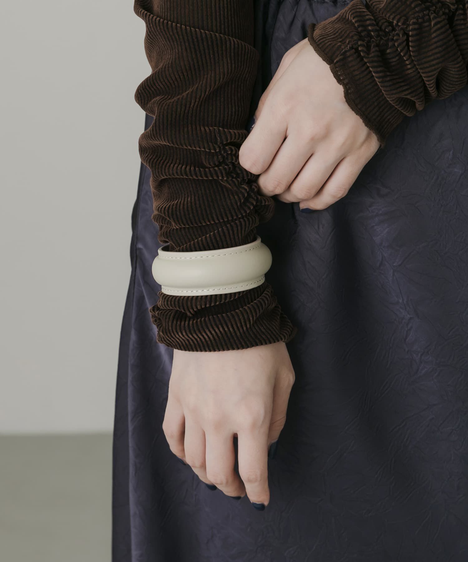 SMELLY「シンプルレザーバングル」|ブレスレット・バングル|