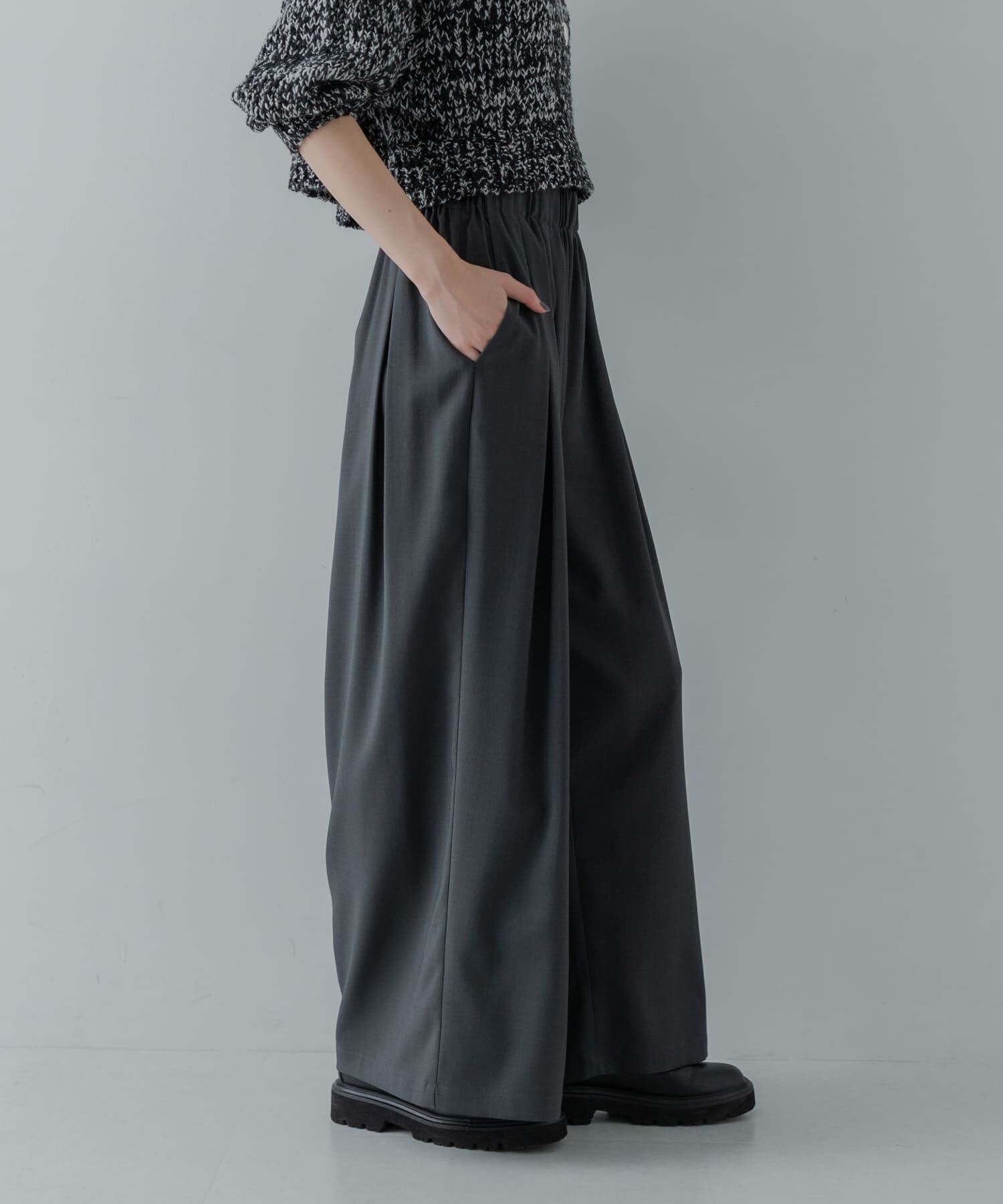 URBAN RESEARCH「ストレッチタックギャザーワイドパンツ」|その他|チャコールグレー