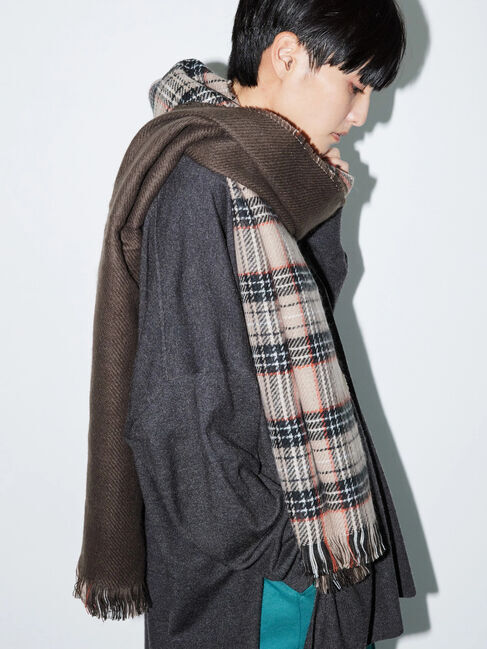  「チェック&times;ソリッドリバーシブルマフラー」|ストール|