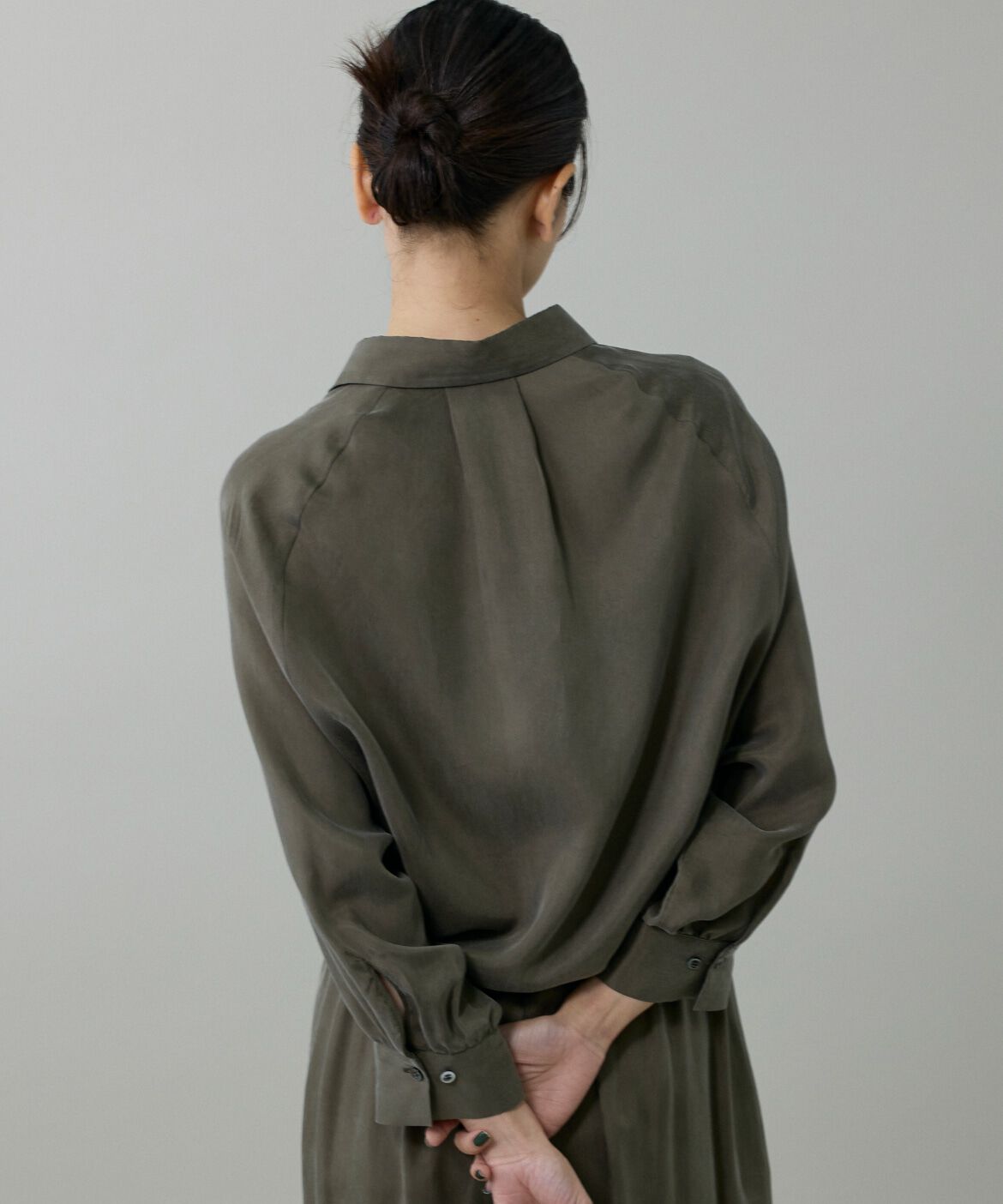 INED「《大きいサイズ》キュプラフィブリルラグランスリーブシャツ」|シャツ・ブラウス|