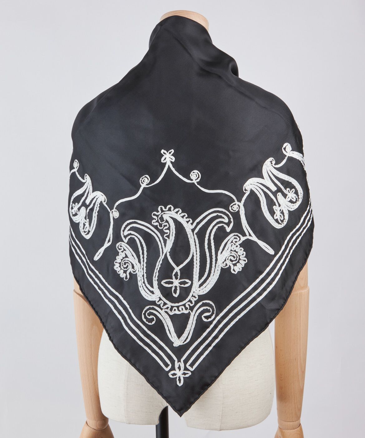 FAVORITE SUKINAMONO「テープエンブロイダリーバンダナスカーフ《ASAUCE MELER》」|ストール|