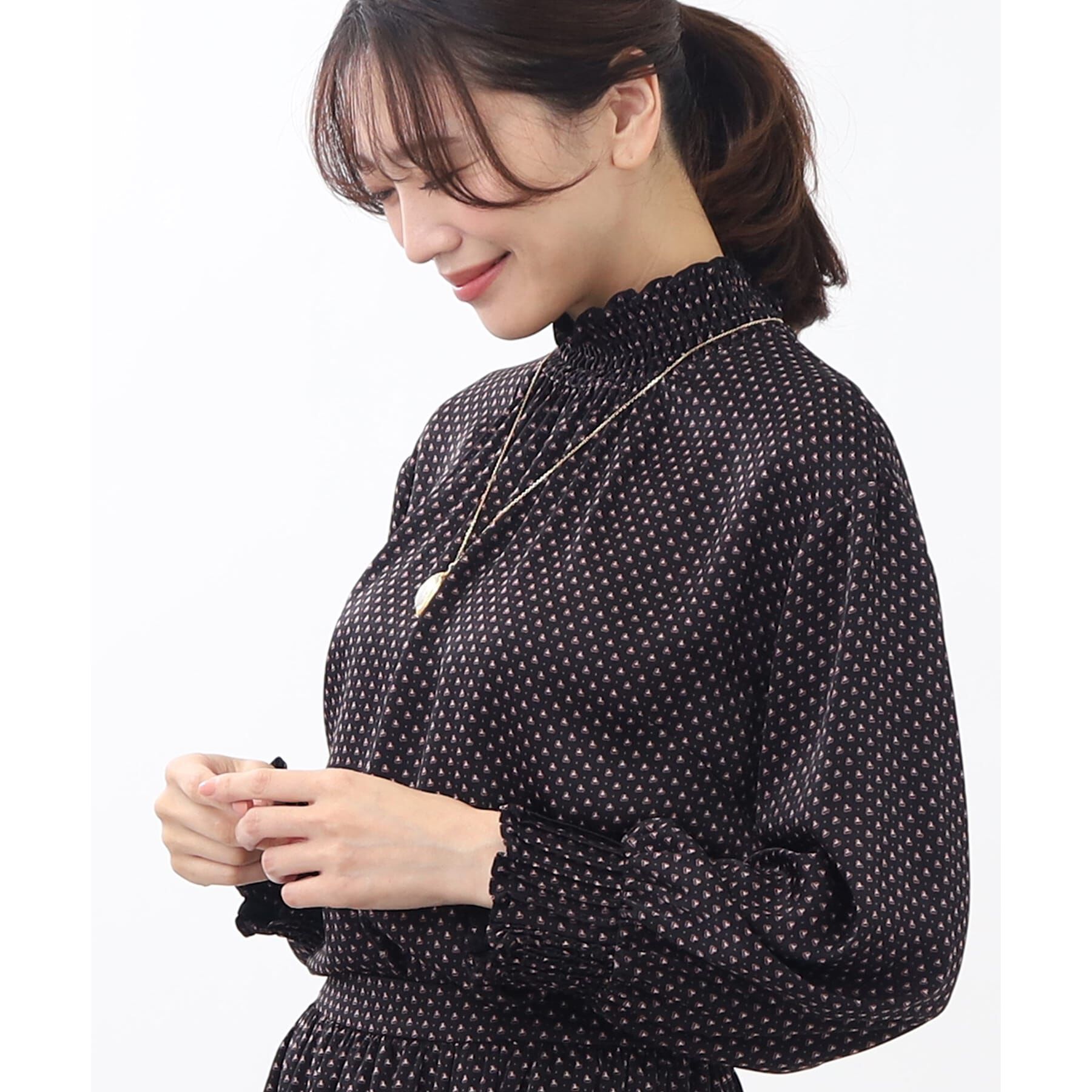 Reflect「【人気！着映えブラウス！洗える】コツキ柄プリントブラウス」|シャツ・ブラウス|ネイビー(193)