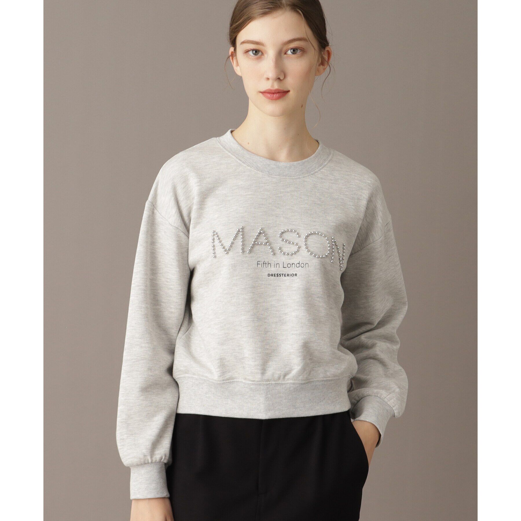 DRESSTERIOR「【洗える/ショート丈】メイソンスタッズロゴ裏毛プルオーバー」|パーカー|ライトグレー(011