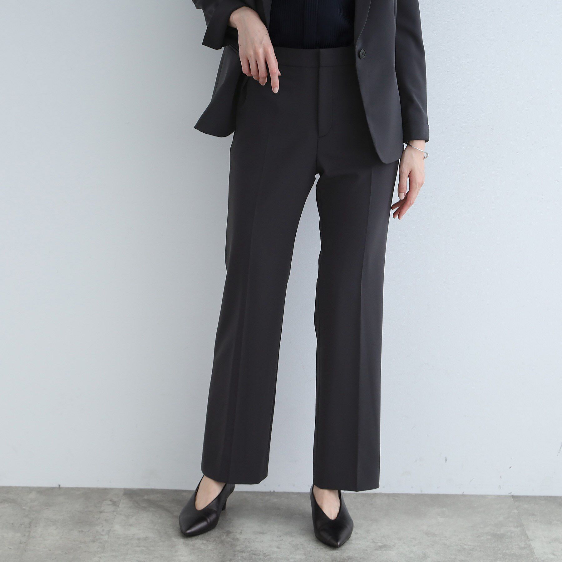 INDIVI「【洗える/日本製】ストレッチタックテーパードパンツ」|その他|チャコールグレー(0