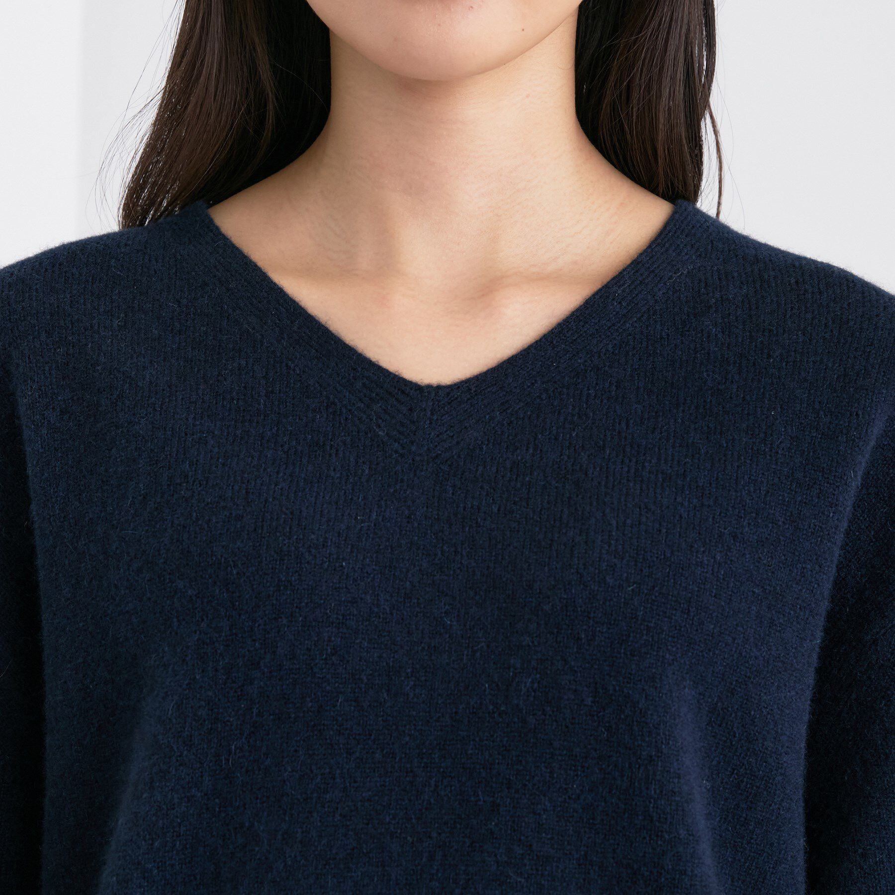 INDIVI「【洗える／カシミヤ混】ミドルゲージVネックニット」|ニット・セーター|