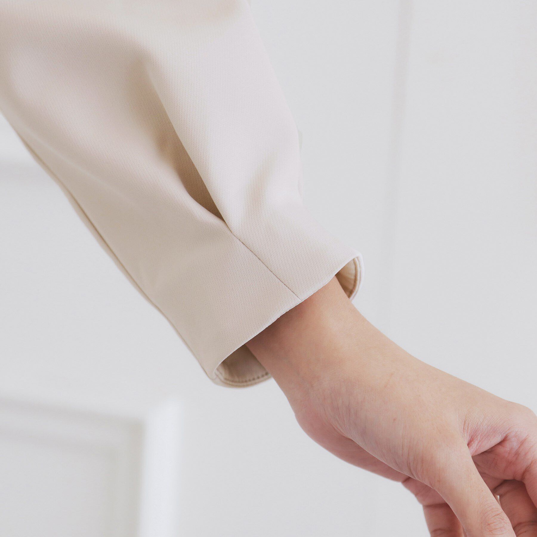 index「＜通勤・セレモニー対応＞キーネックパール調フレアワンピース【洗濯機洗い可/イージーアイロン】」|ワンピース|