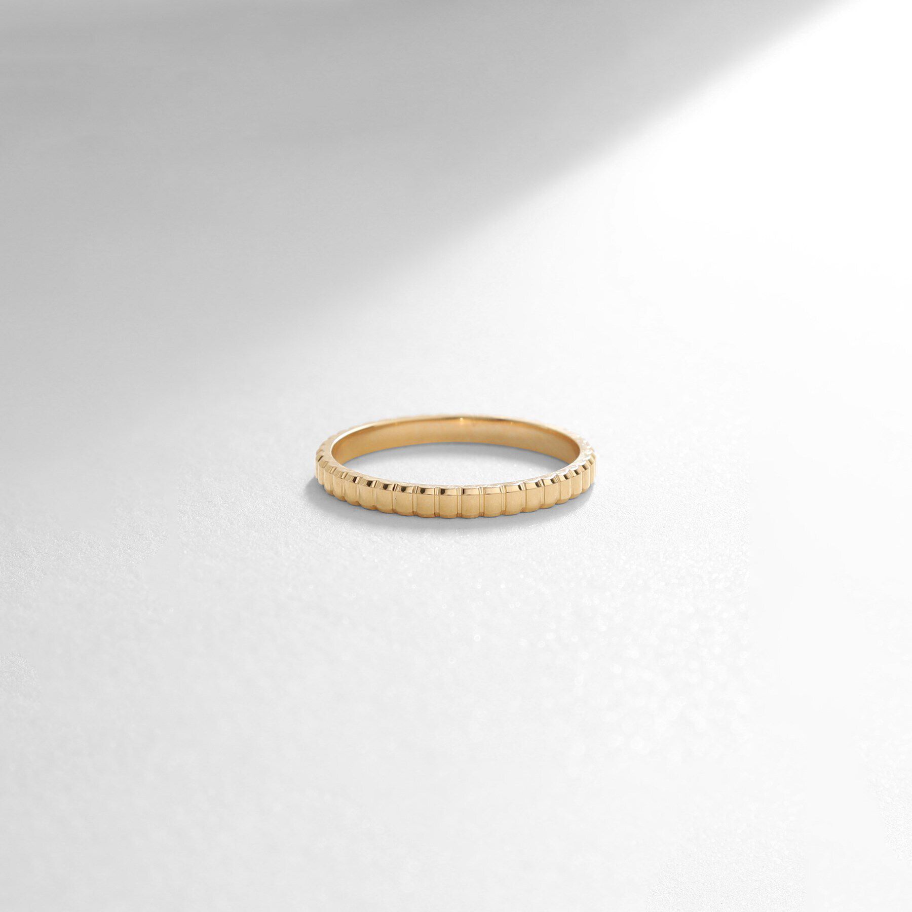 COCOSHNIK「K10ガドルーンカット リング細」|リング|イエローゴールド(1