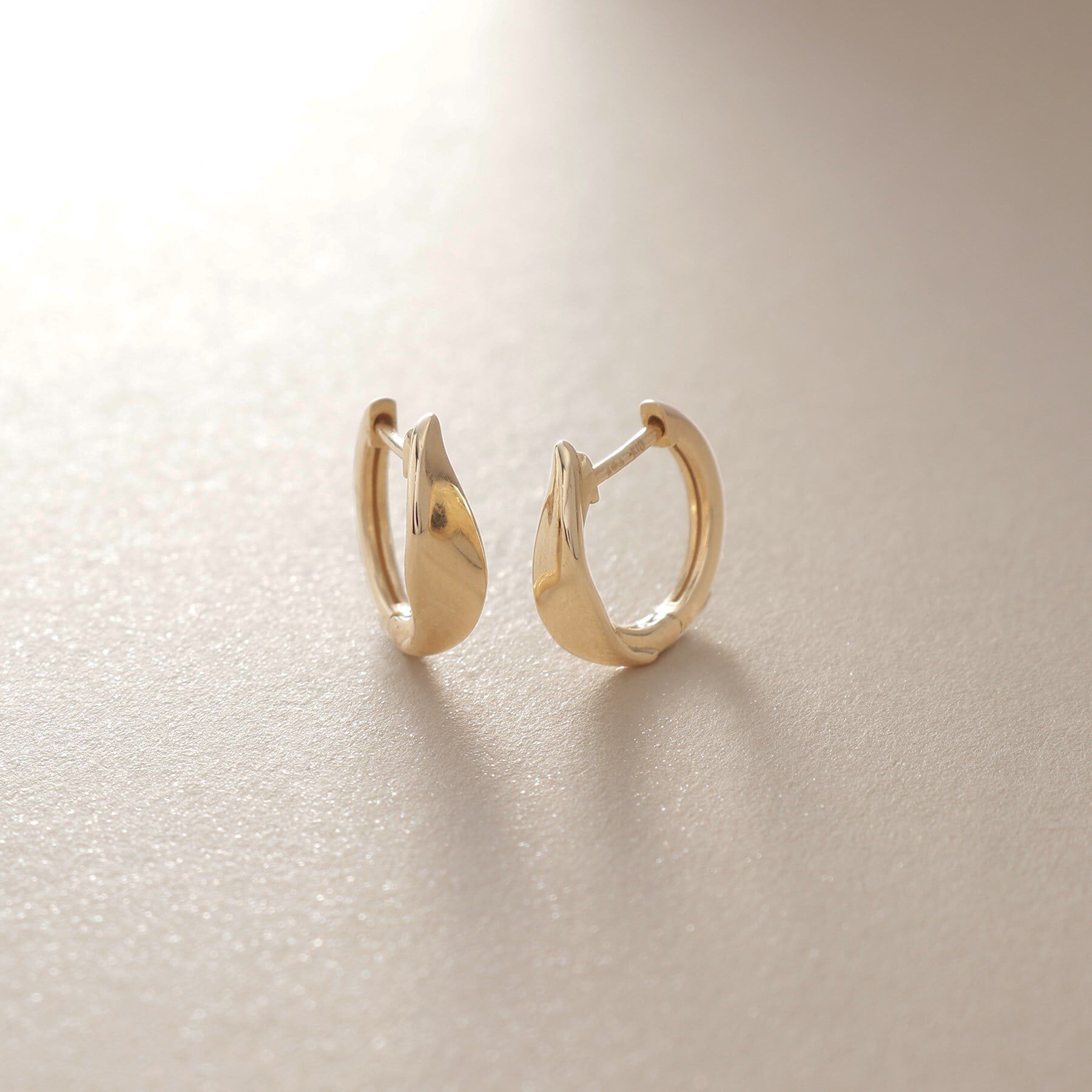 COCOSHNIK「K10マーキス捻り中折れ フープピアス」|ピアス|