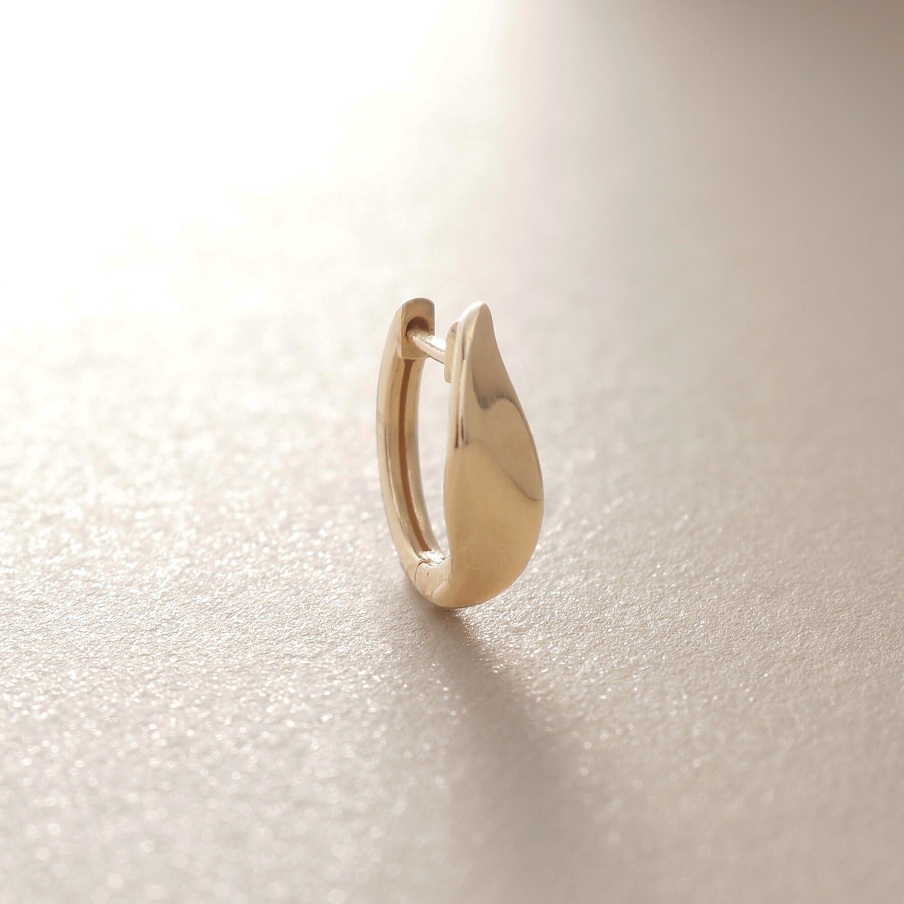 COCOSHNIK「K10マーキス捻り中折れ フープピアス」|ピアス|