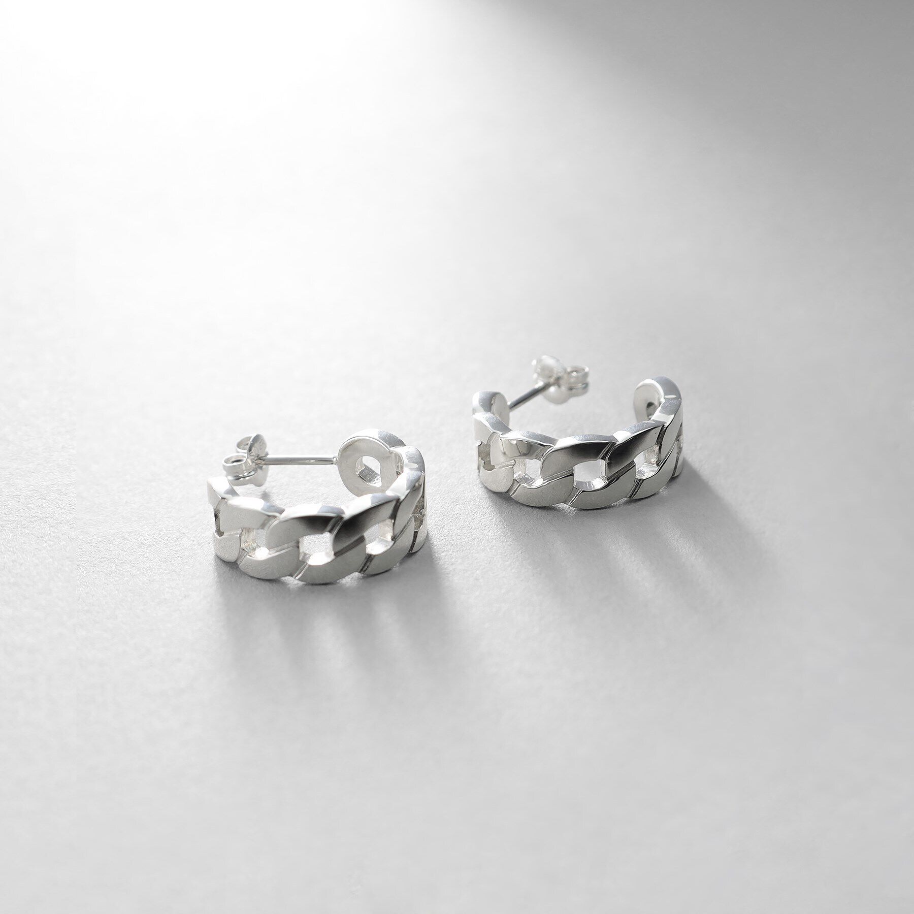 COCOSHNIK ONKITSCH「シルバー フラットカーブチェーンモチーフピアス」|ピアス|